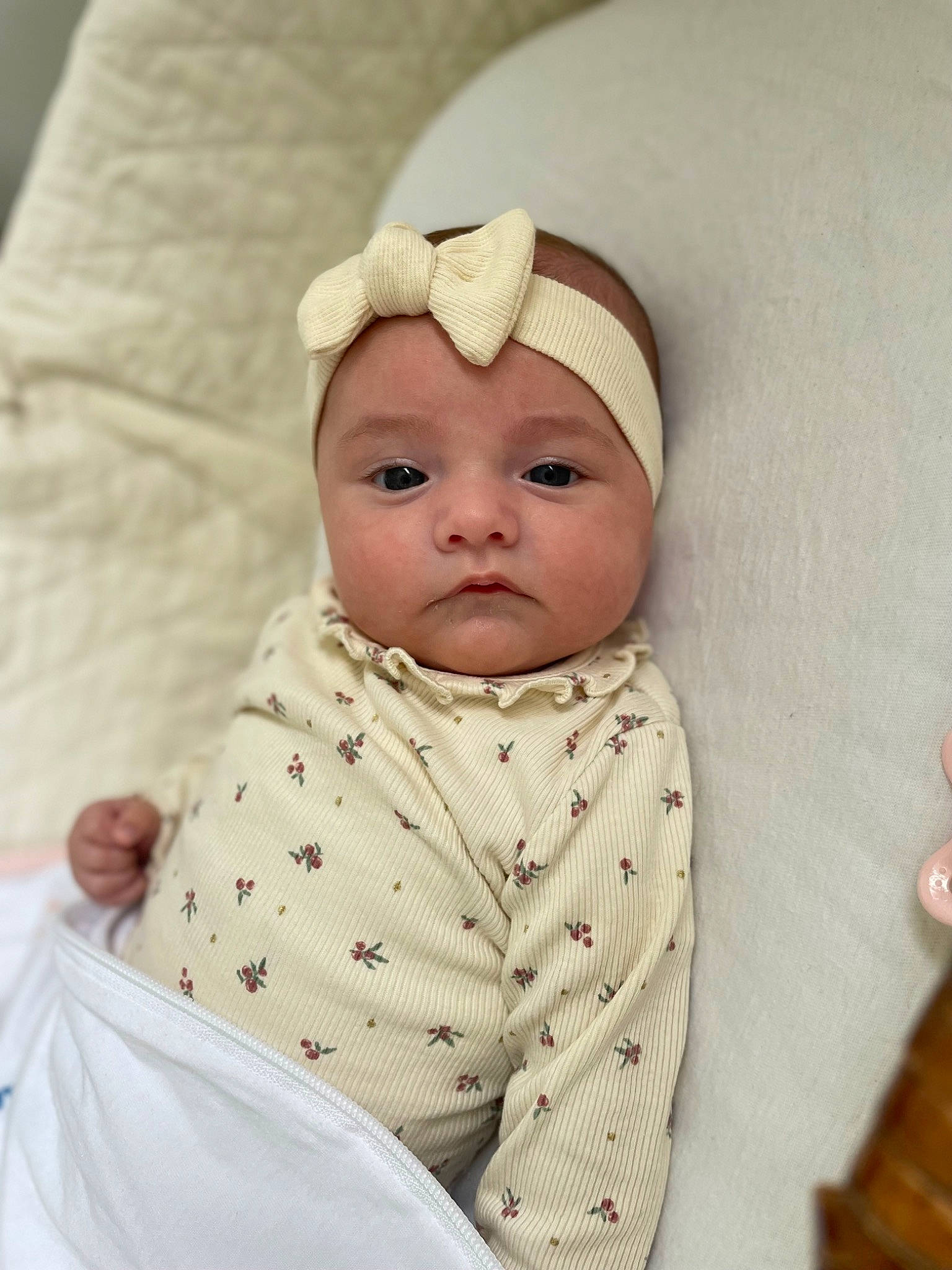 Alma a rejoint le concours — aidez-le/la à gagner de superbes lots ! baby, baby_products, baby_sleeping, baby_toddler_clothing, beanie, cap, cheek, child, collar, comfort, headband, headwear, linens, person, portrait_photography, room, sitting, skin, sleeve, textile