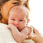 Simon a rejoint le concours — aidez-le/la à gagner de superbes lots ! baby, infant, woman, holding, closeup, face, skin, arm, hand, shoulder, expression, love, bond, person, portrait, caring, family, warmth, soft_light, clothing