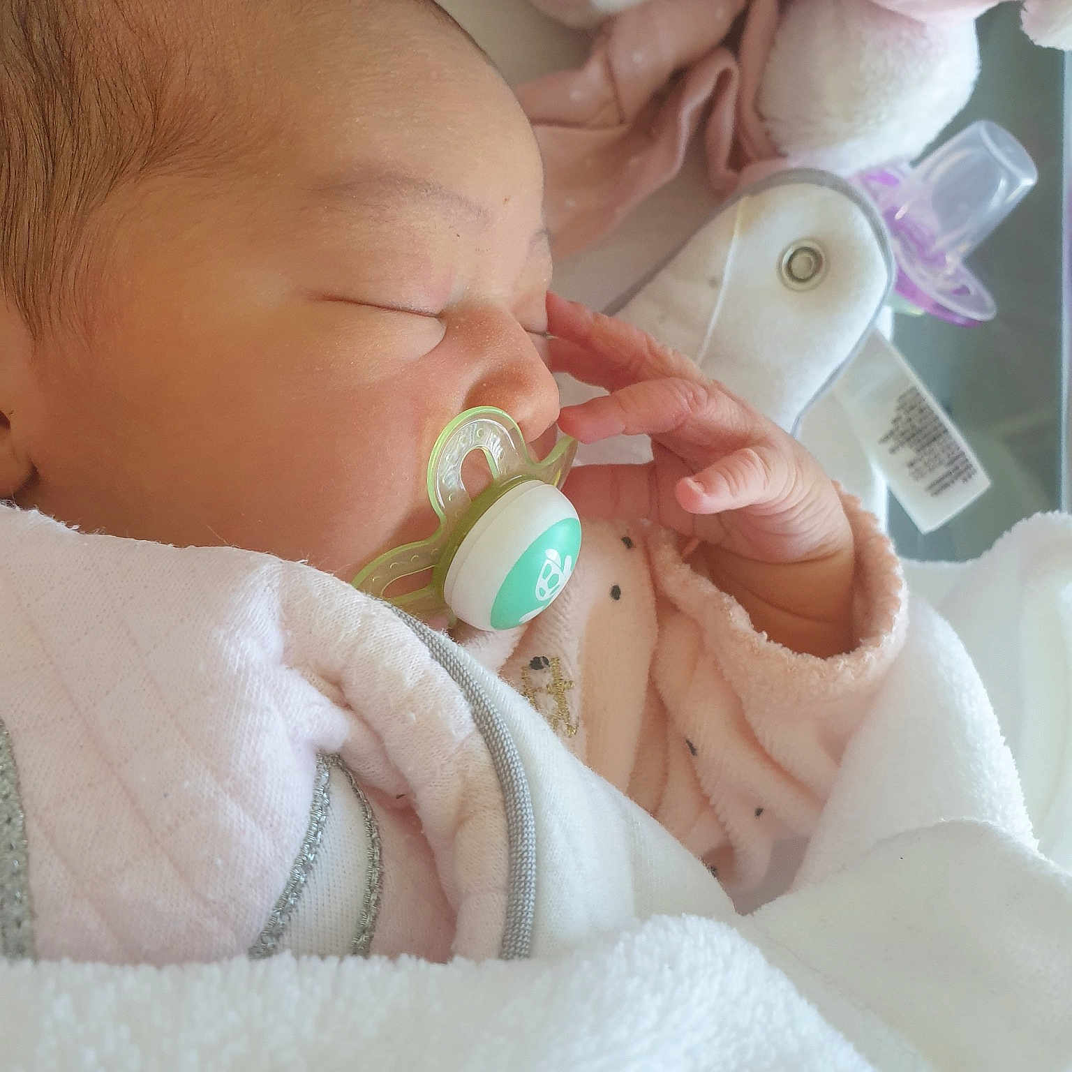 Crystale participe au concours pour gagner de l'argent avec cette photo : baby, birth, cheek, child, ear, finger, hand, skin