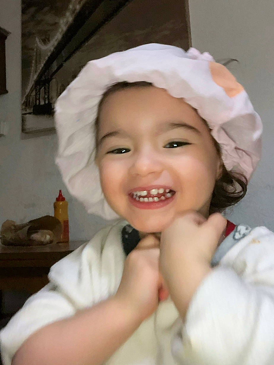 Lylya participe au concours pour gagner de l'argent avec cette photo : arm, cheek, chin, eye, eyebrow, finger, flash_photography, gesture, hair, hand, happy, headwear, human_body, iris, joy, lip, mouth, nose, person, picture_frame