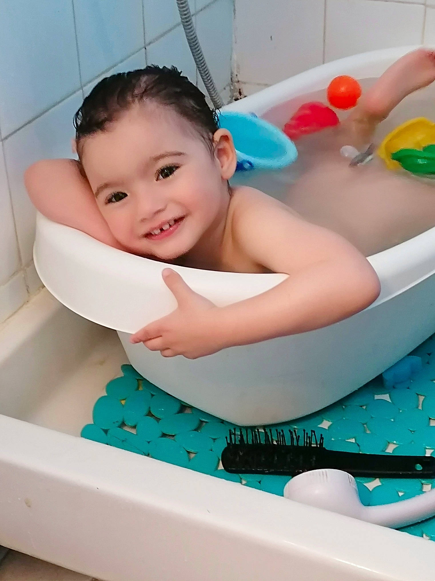 Lylya participe au concours pour gagner de l'argent avec cette photo : aqua, arm, azure, baby, baby_bathing, bathing, bathroom, comfort, eye, facial_expression, finger, fun, happy, head, joy, person, pink, plumbing_fixture, product, skin