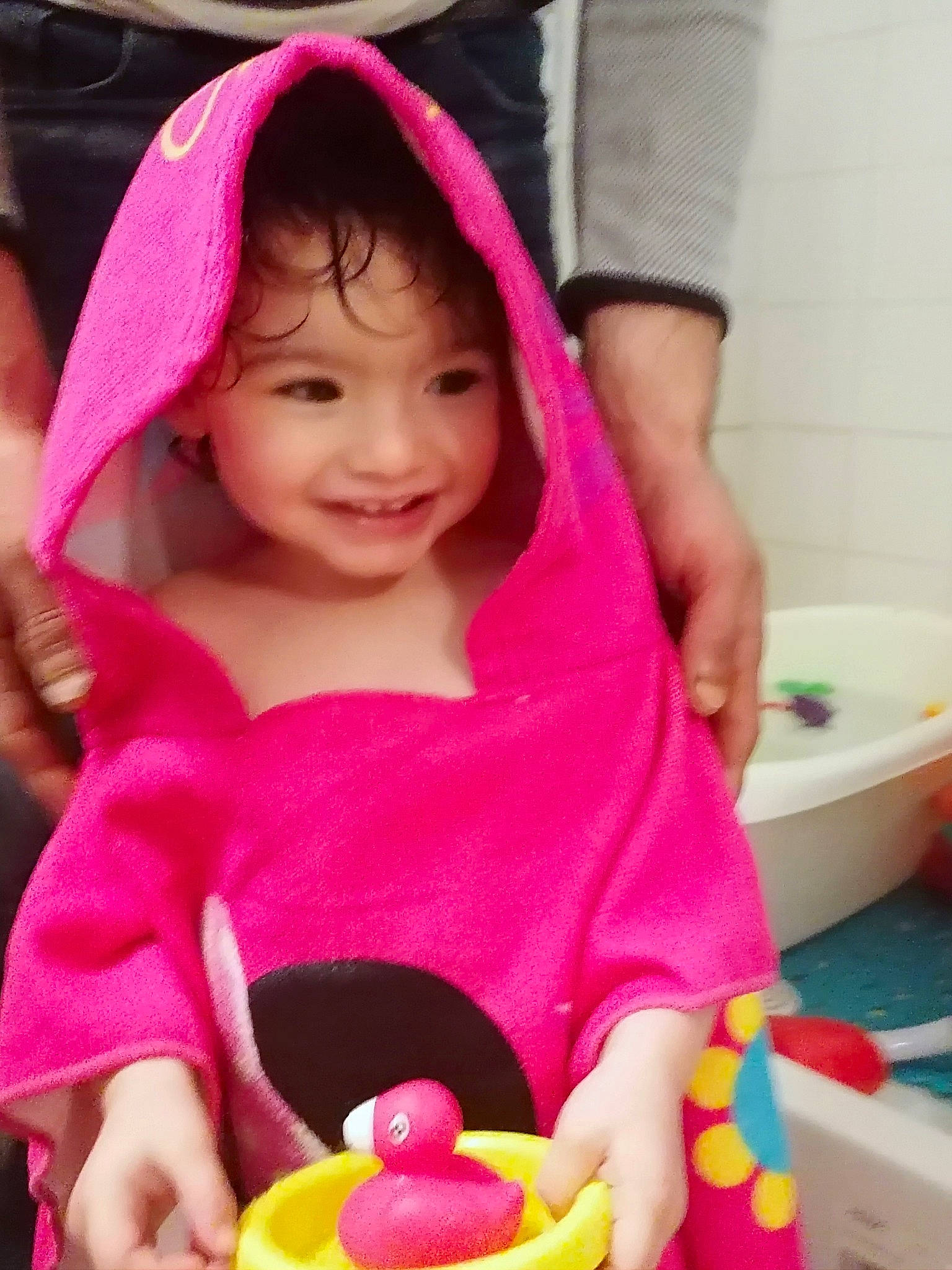 Lylya a rejoint le concours — aidez-le/la à gagner de superbes lots ! baby_playing_with_toys, bathtub, beauty, child, event, fun, happy, joy, leisure, magenta, organ, person, photograph, pink, purple, recreation, sitting, skin, smile, snapshot