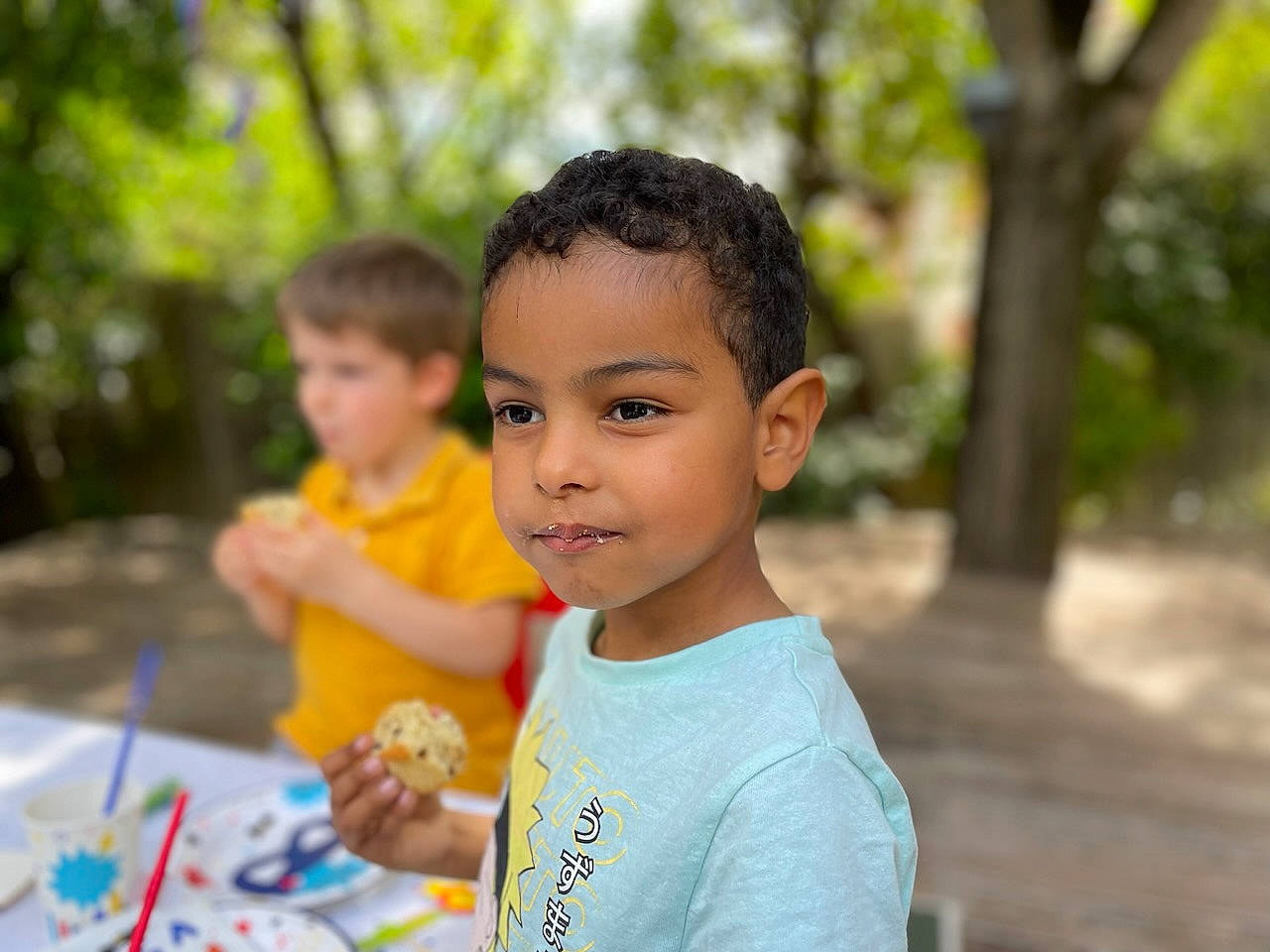 Sami a rejoint le concours — aidez-le/la à gagner de superbes lots ! blurred, child, event, fun, grass, happy, leisure, people_in_nature, person, play, portrait_photography, recreation, sitting, t_shirt, toddler, travel, tree, vacation