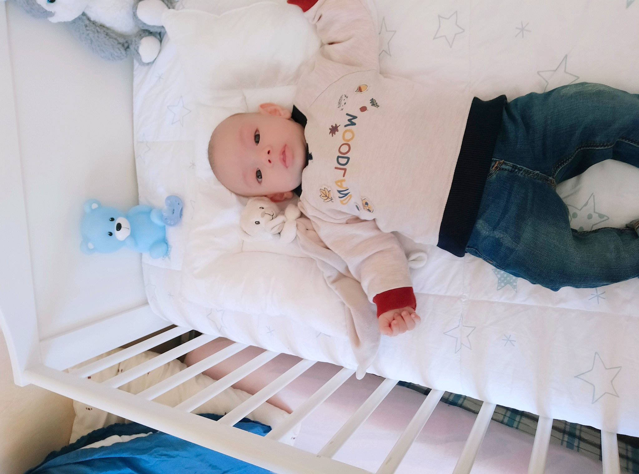 Amir a rejoint le concours — aidez-le/la à gagner de superbes lots ! baby, baby_products, baby_safety, baby_toddler_clothing, bed, bedding, bedtime, child, comfort, cradle, infant_bed, line, linens, nursery, person, room, t_shirt, textile, toddler, white