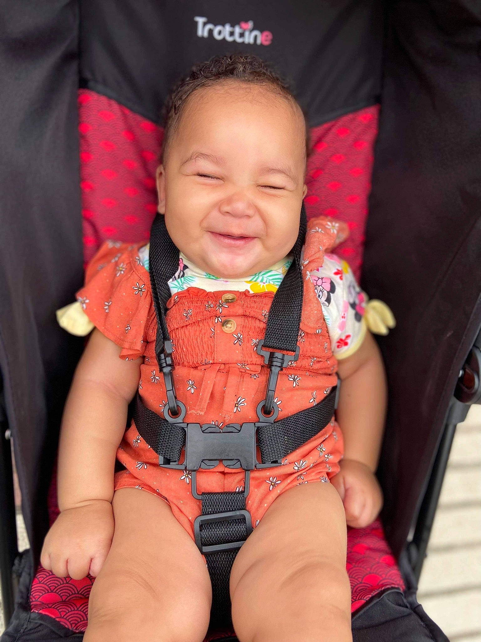 Djelissa participe au concours pour gagner de l'argent avec cette photo : baby, baby_carriage, baby_toddler_clothing, cheek, eye, face, finger, fun, happy, head, human, joy, lifejacket, orange, person, pink, skin, sleeve, smile, textile