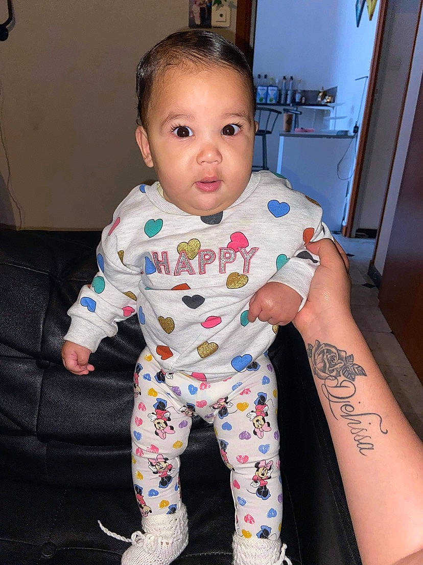 Djelissa a rejoint le concours — aidez-le/la à gagner de superbes lots ! baby, baby_toddler_clothing, cheek, child, cool, door, happy, head, human_body, human_leg, joint, knee, mouth, neck, pattern, person, skin, sleeve, temporary_tattoo, thigh