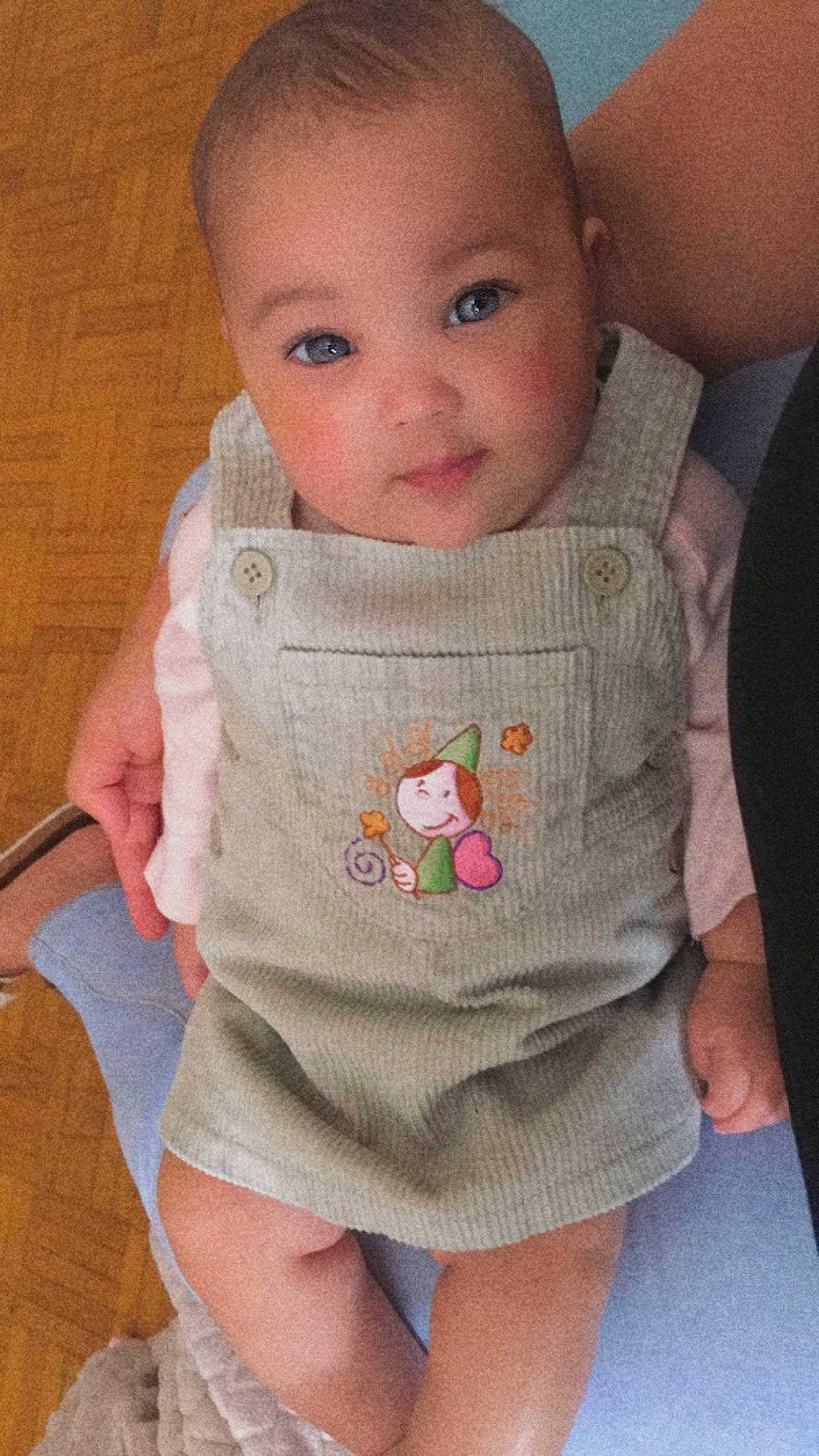 Djelissa participe au concours pour gagner de l'argent avec cette photo : baby, baby_toddler_clothing, cheek, dress, eyelash, face, finger, iris, joint, lip, neck, nose, organ, outerwear, person, pink, product, skin, sleeve, t_shirt