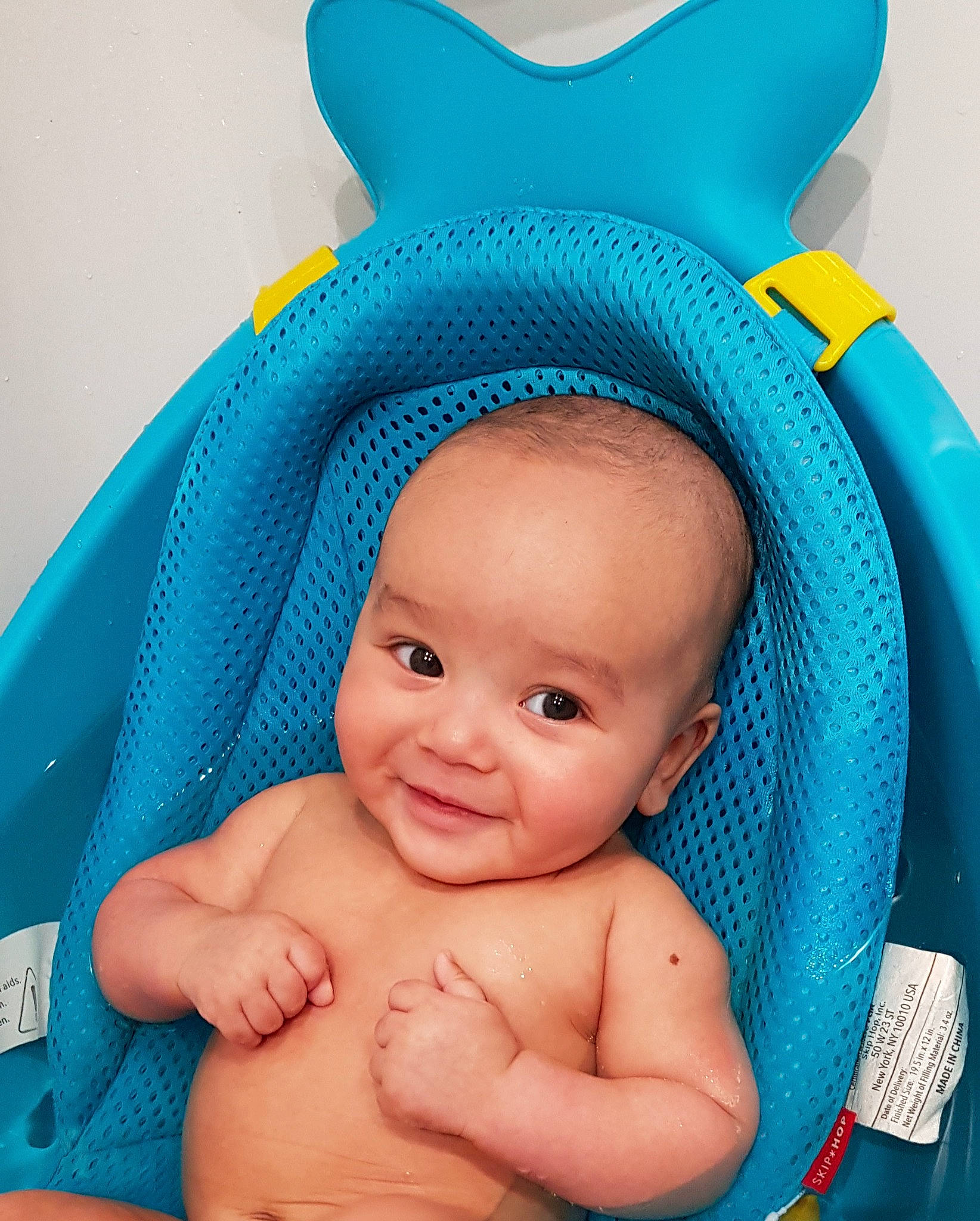 Zakariya is registered to the contest to win money with this photo: arm, azure, baby, blue, cap, face, finger, gesture, green, happy, head, headgear, human_body, joy, organ, person, product, purple, skin, smile