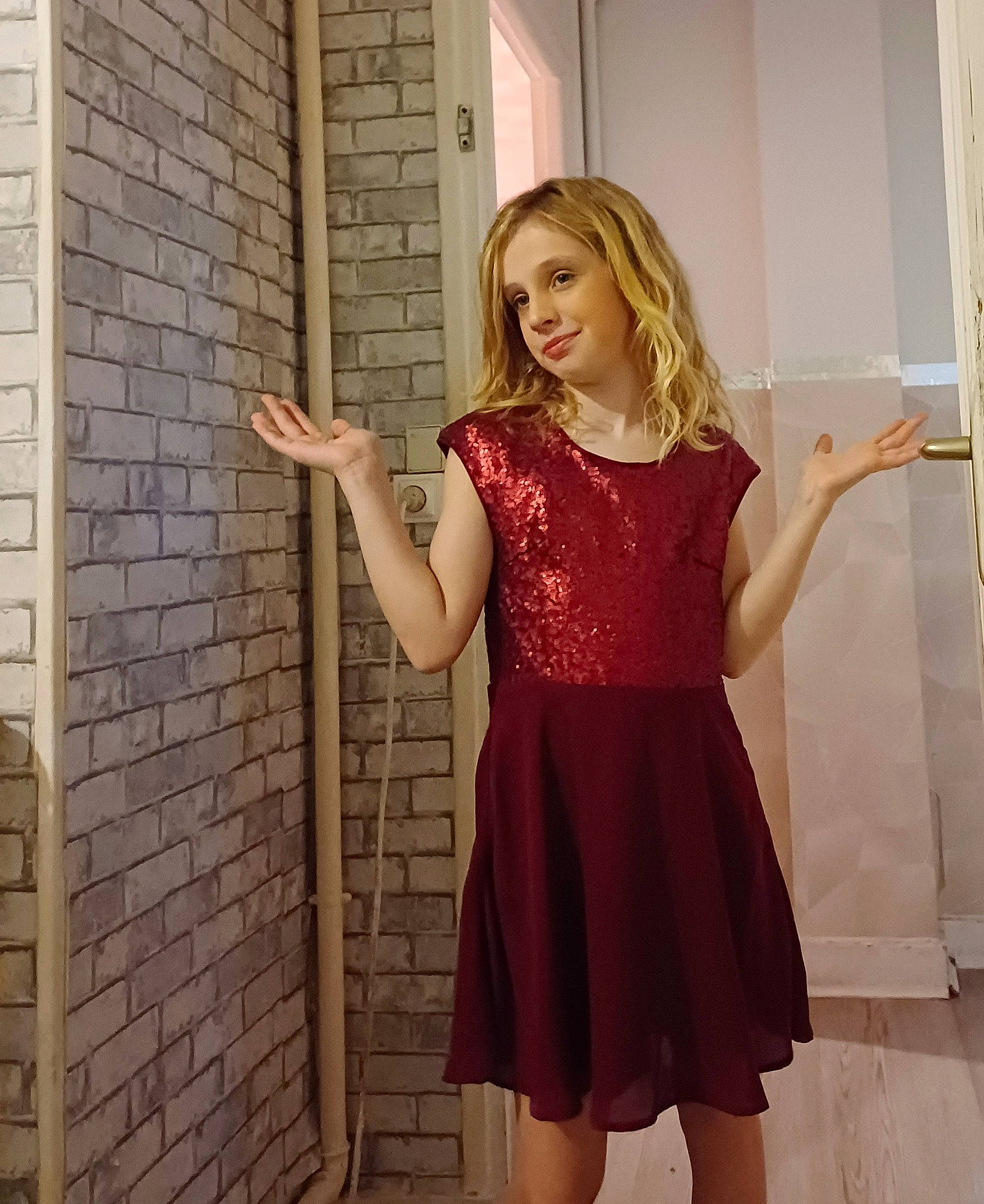 Shannon a rejoint le concours — aidez-le/la à gagner de superbes lots ! arm, brick, brickwork, day_dress, fashion_design, flash_photography, flooring, hair, joint, joy, knee, long_hair, magenta, neck, person, shoulder, sleeve, smile, thigh, trunk