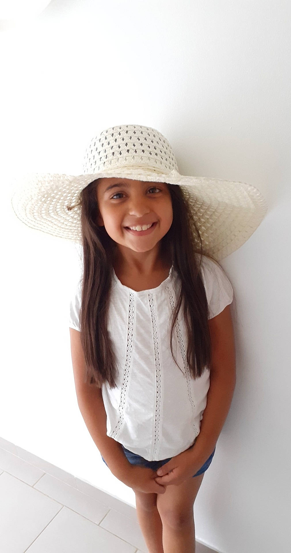 Shéraz a rejoint le concours — aidez-le/la à gagner de superbes lots ! beige, cap, child, child_model, clothing, costume_accessory, costume_hat, cowboy_hat, fashion_accessory, fedora, hat, headgear, headwear, joy, long_hair, person, photo_shoot, photography, smile, sun_hat