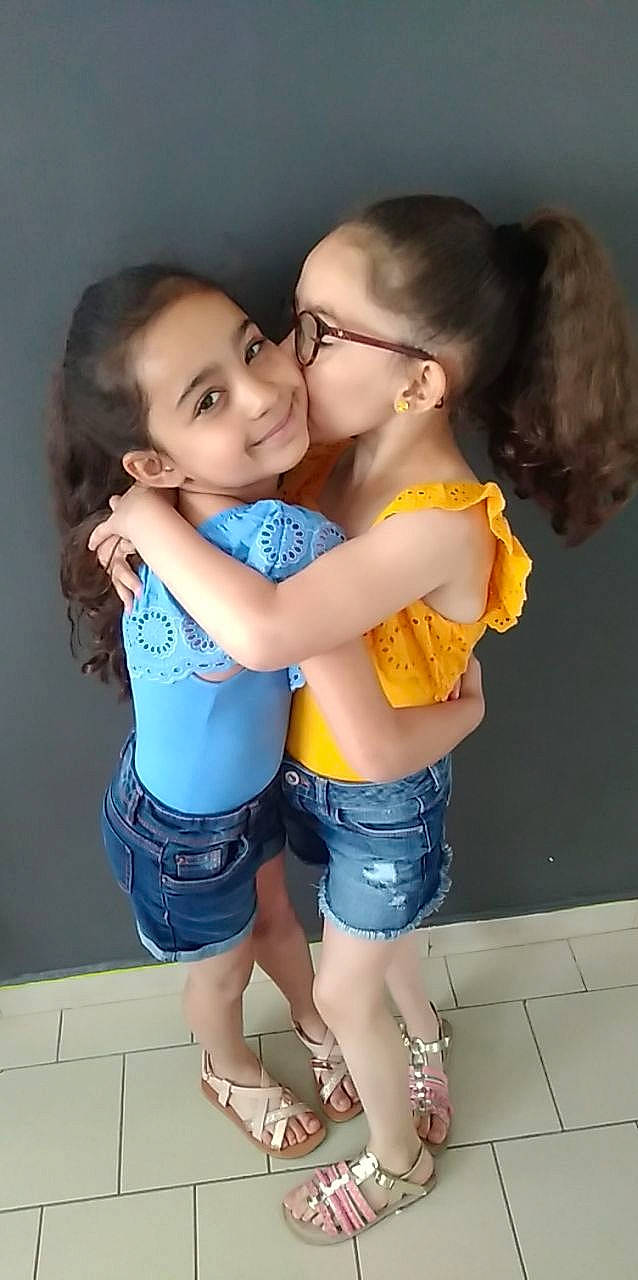 Shéraz a rejoint le concours — aidez-le/la à gagner de superbes lots ! baby, cheek, child, fun, happy, hug, interaction, joy, kiss, leg, love, nose, person, photography, skin, smile, thigh, toddler, yellow