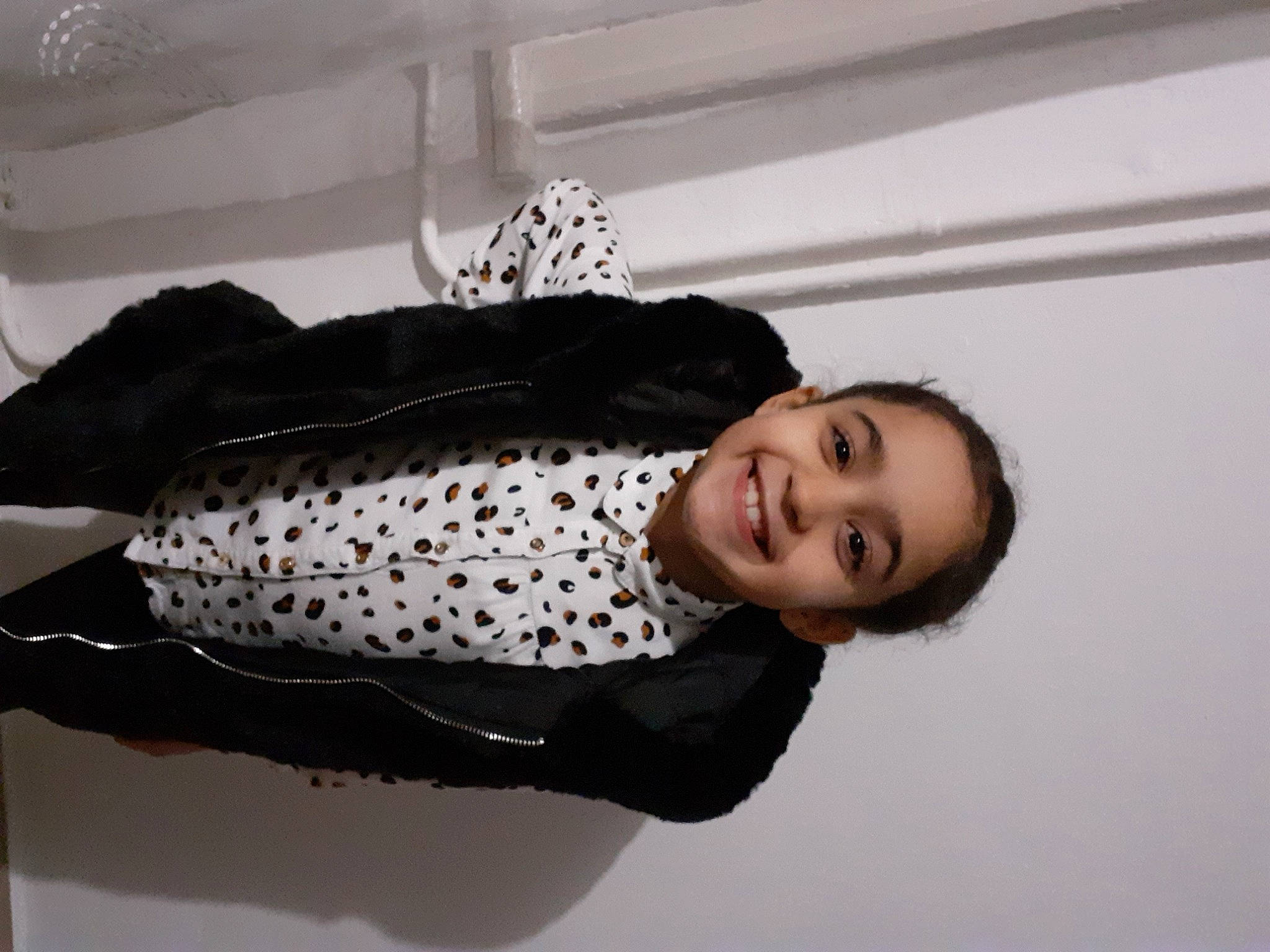 Shéraz a rejoint le concours — aidez-le/la à gagner de superbes lots ! black_hair, joy, person