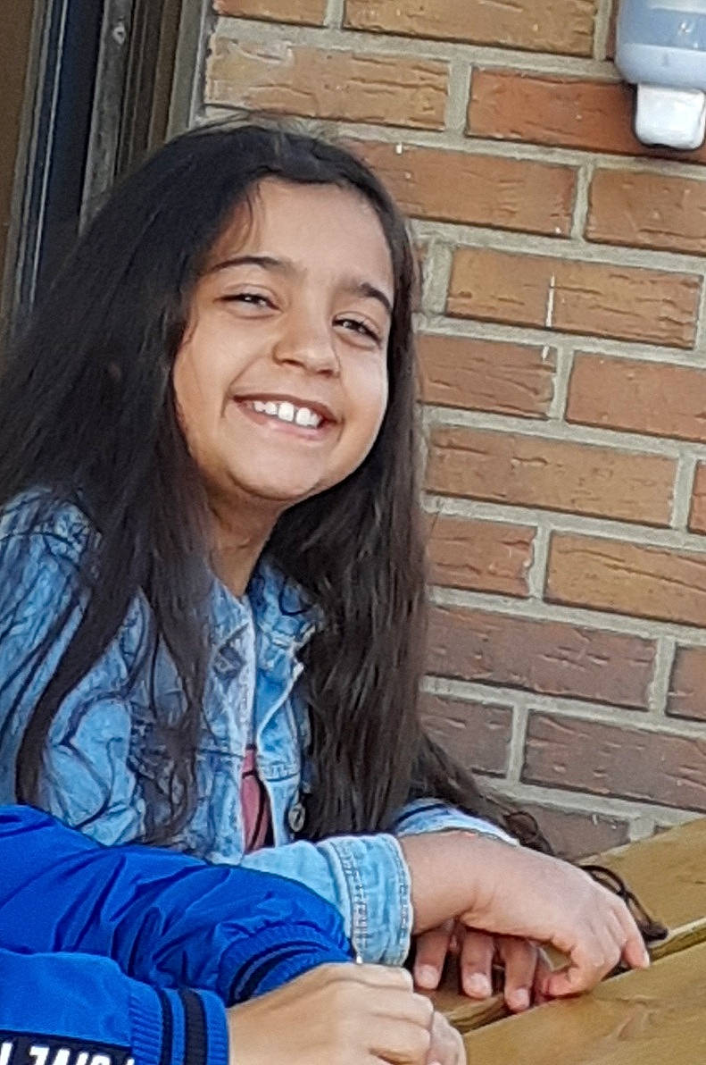 Shéraz participe au concours pour gagner de l'argent avec cette photo : happy, joy, laugh, person, sitting, smile