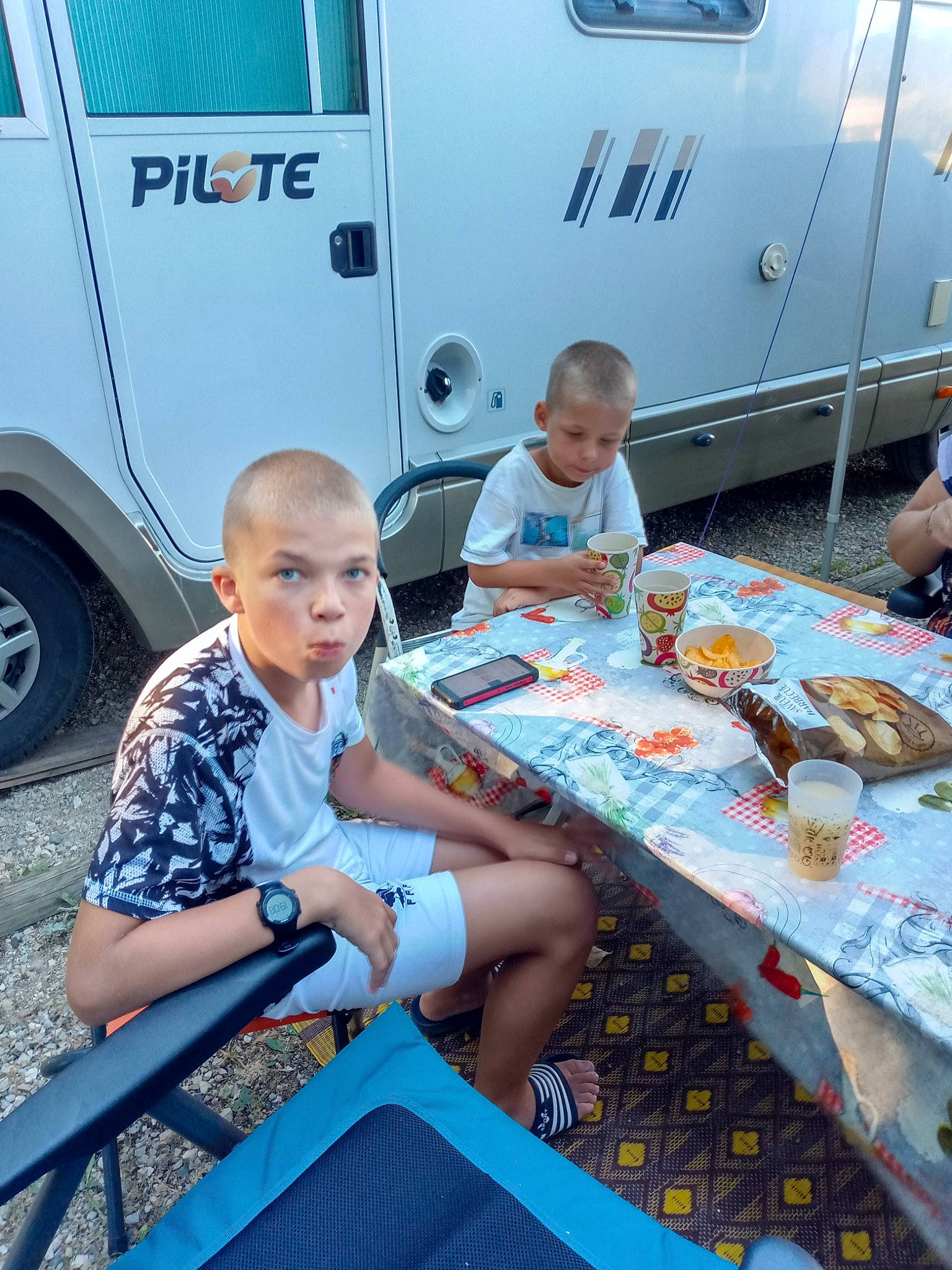 Enzo participe au concours pour gagner de l'argent avec cette photo : automotive_design, automotive_exterior, blue, child, electric_blue, event, leisure, motor_vehicle, people, person, public_space, recreation, shorts, snapshot, summer, t_shirt, table, tire, toddler, vehicle_door
