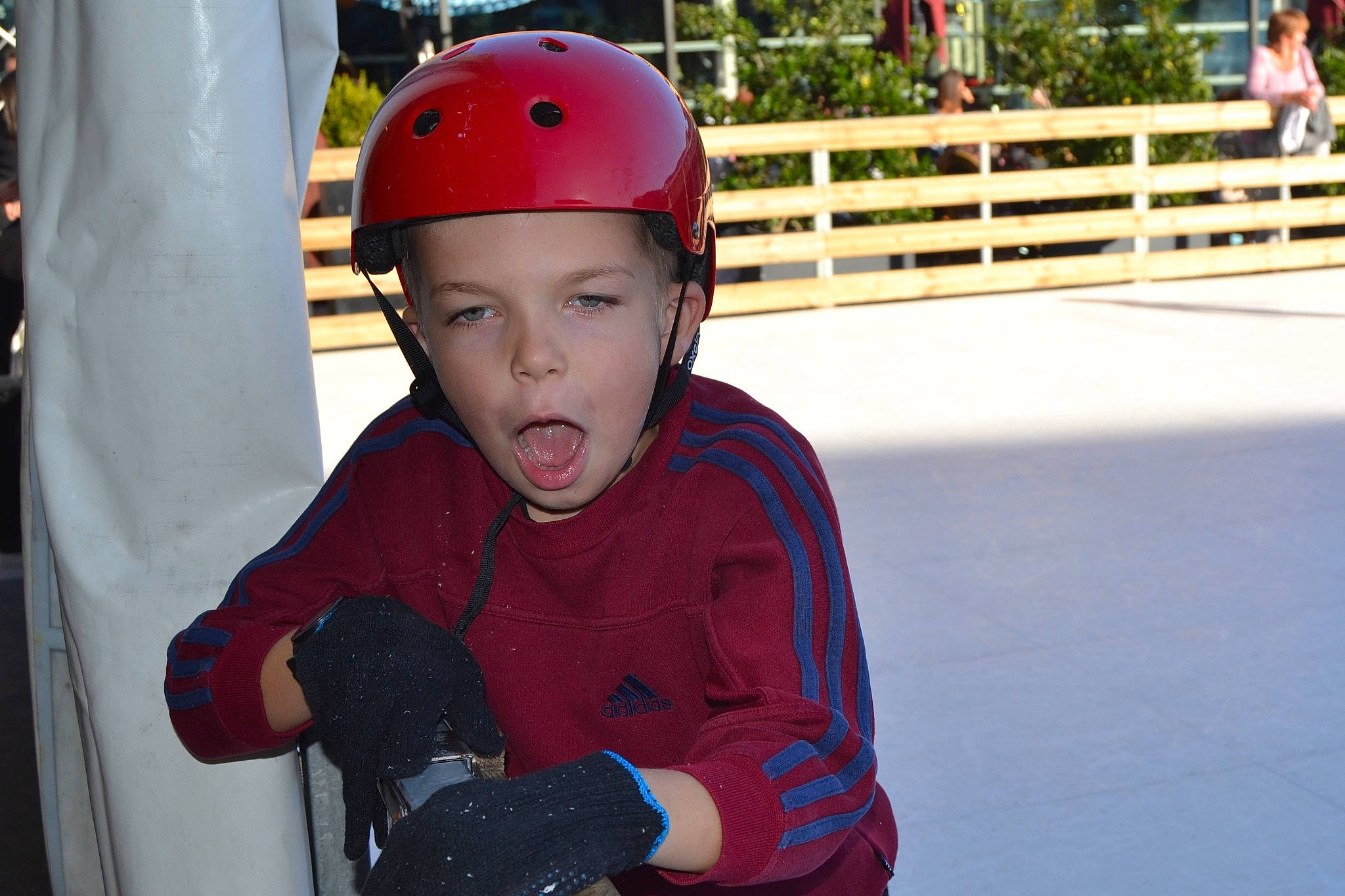 Enzo participe au concours pour gagner de l'argent avec cette photo : adventure, camera, child, freezing, fun, glove, happy, headwear, helmet, leisure, person, personal_protective_equipment, plant, recreation, skating, sports, sports_equipment, sports_gear, toddler, tree