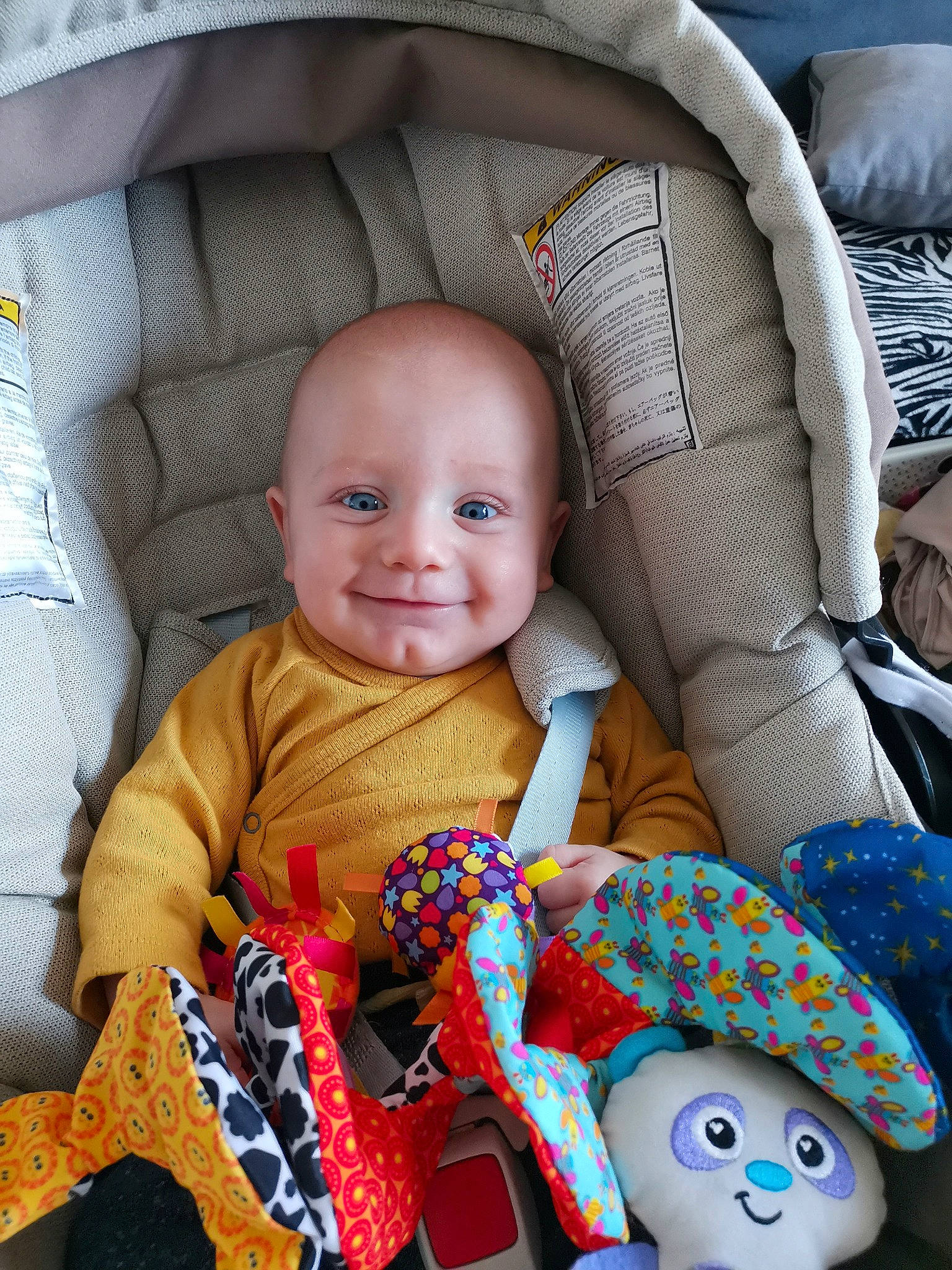 Arsène participe au concours pour gagner de l'argent avec cette photo : baby, baby_toddler_clothing, blue, cheek, chin, comfort, eye, face, head, human_body, iris, joy, mammal, organ, person, product, skin, smile, textile, toddler