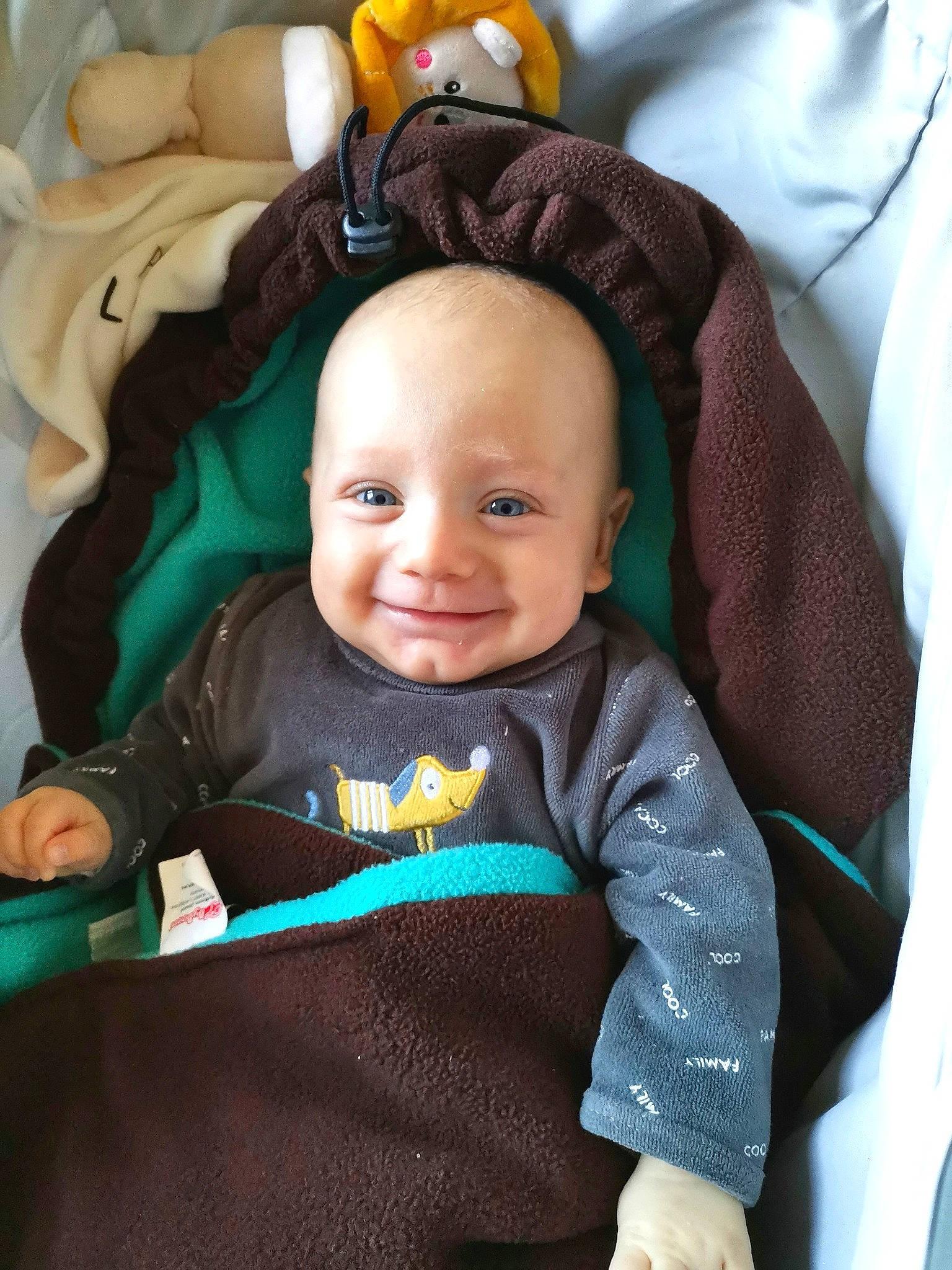 Arsène a rejoint le concours — aidez-le/la à gagner de superbes lots ! baby, baby_carriage, baby_toddler_clothing, car_seat, cheek, chin, comfort, eye, fun, hairstyle, happy, head, iris, joy, outerwear, person, product, skin, sleeve, smile