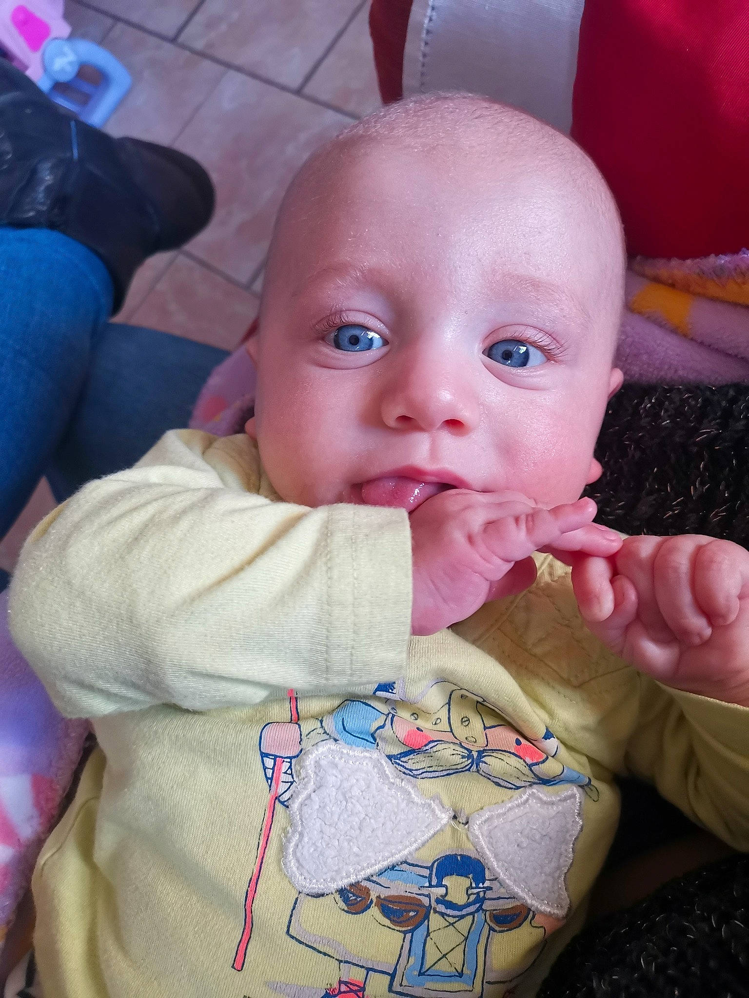 Arsène participe au concours pour gagner de l'argent avec cette photo : baby, baby_toddler_clothing, cheek, chin, eye, eyebrow, face, facial_expression, forehead, hairstyle, head, iris, jeans, lip, mouth, nose, person, product, skin, sleeve