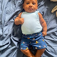 Kenzo a rejoint le concours — aidez-le/la à gagner de superbes lots ! baby, infant, child, blue_shirt, blue_shorts, disney_characters, mickey_mouse, pluto, face, eyes, skin, curly_hair, blanket, bed, lying_down, cute, expression, clothing, foot, hand