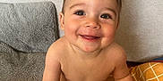 Loann a rejoint le concours — aidez-le/la à gagner de superbes lots ! baby, smiling, diaper, child, indoor, cushion, blanket, patterned_blanket, happy, cute, sitting, skin, face, young_child, toddler, room, texture, colorful, infant, toy