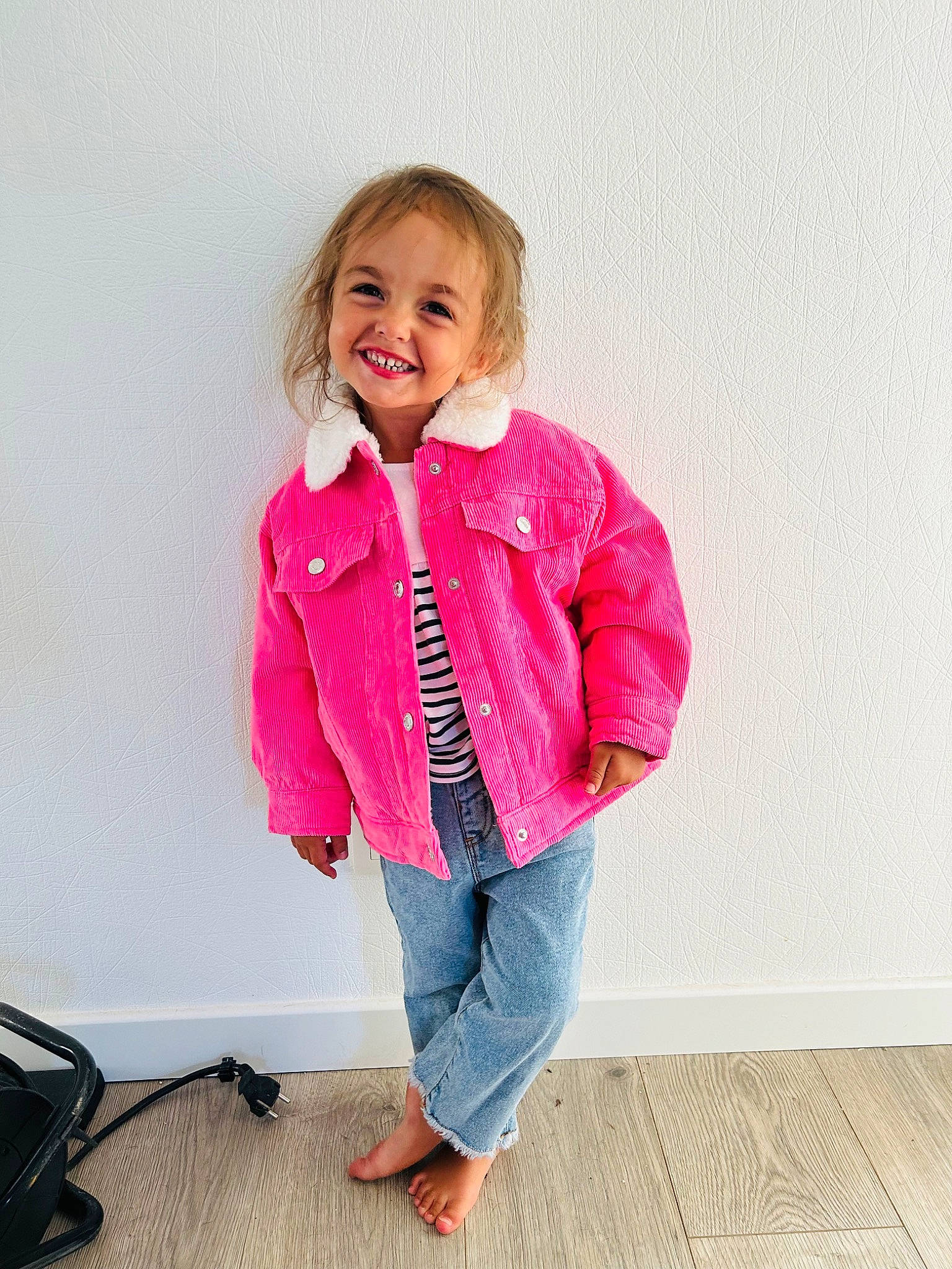 Aleyna participe au concours pour gagner de l'argent avec cette photo : baby_toddler_clothing, bag, blond, denim, electric_blue, flooring, gesture, happy, human_body, joy, luggage_and_bags, magenta, neck, pattern, person, shoulder, sleeve, smile, t_shirt, toddler