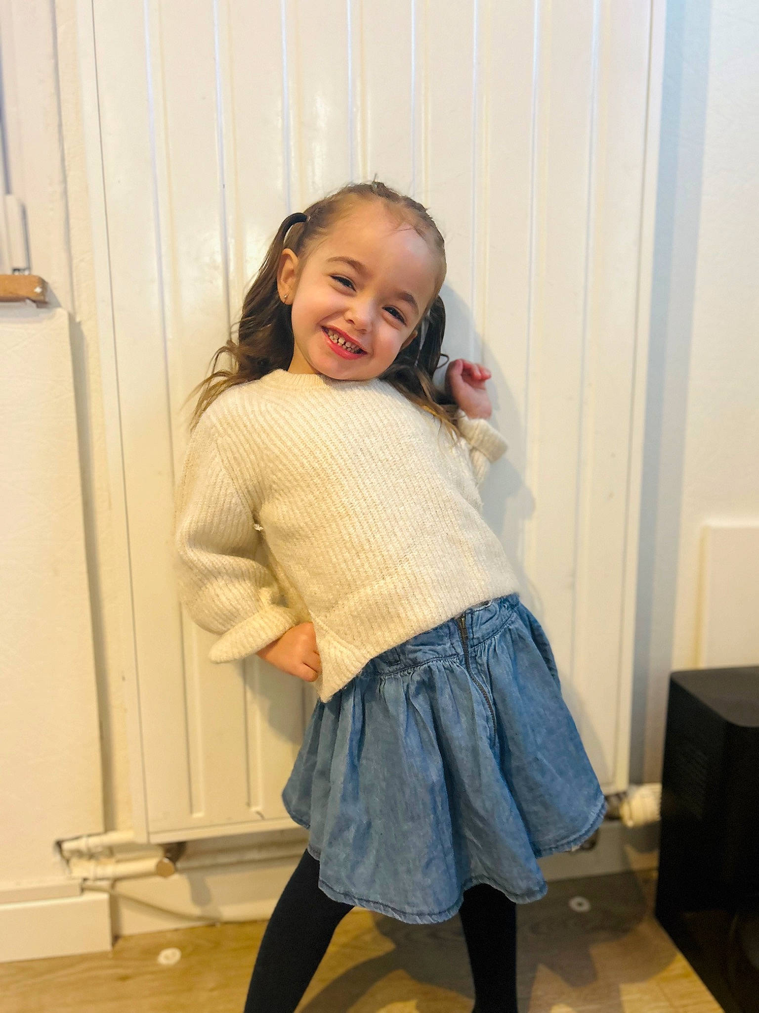 Aleyna participe au concours pour gagner de l'argent avec cette photo : abdomen, blond, brown_hair, door, eye, face, fashion_design, happy, human_leg, joint, joy, knee, leg, long_hair, person, sleeve, smile, thigh, toddler, trunk