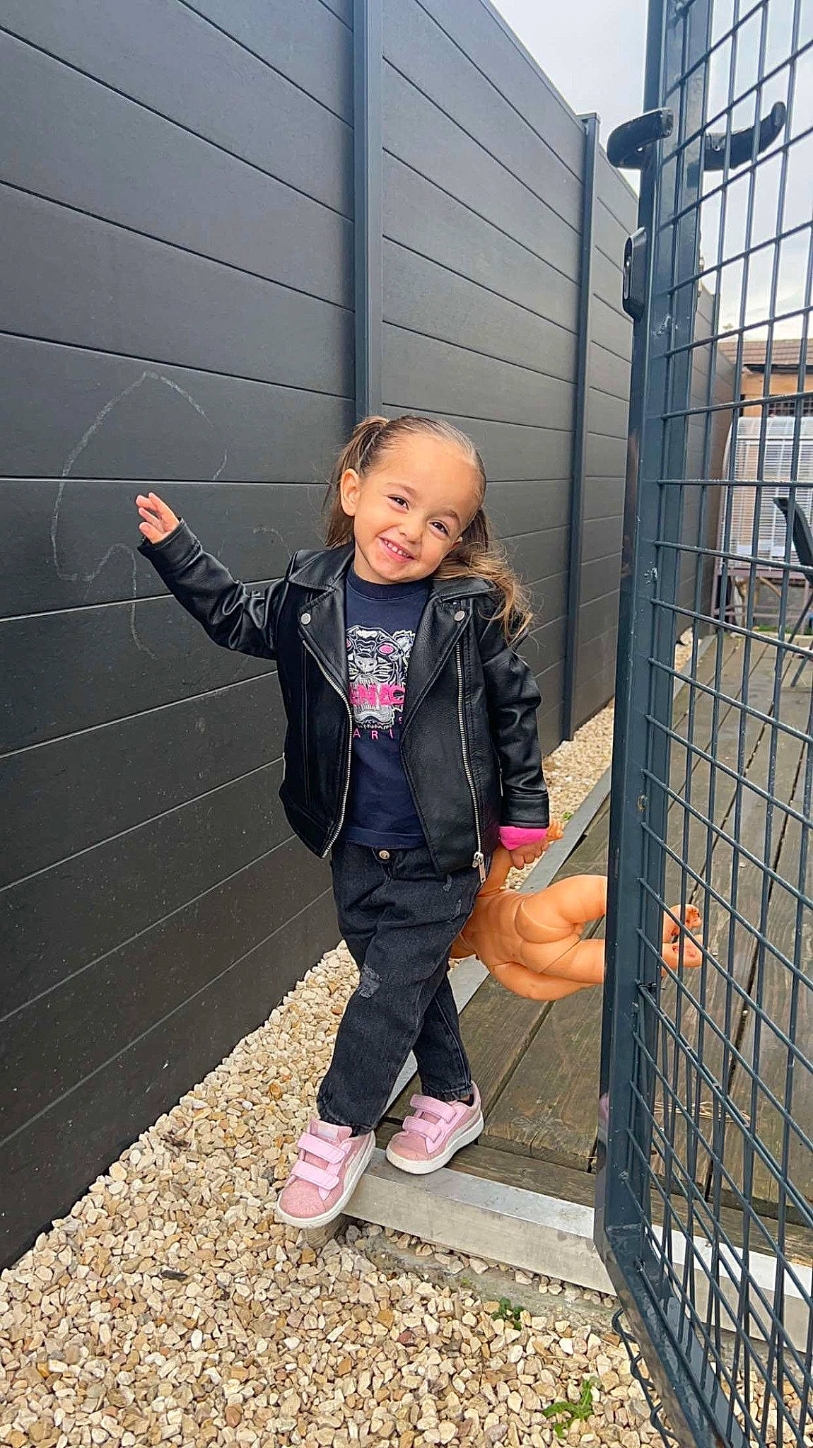 Aleyna participe au concours pour gagner de l'argent avec cette photo : child, denim, facial_expression, fence, fun, happy, joy, mesh, metal, pattern, person, purple, sitting, smile, standing, symmetry, toddler