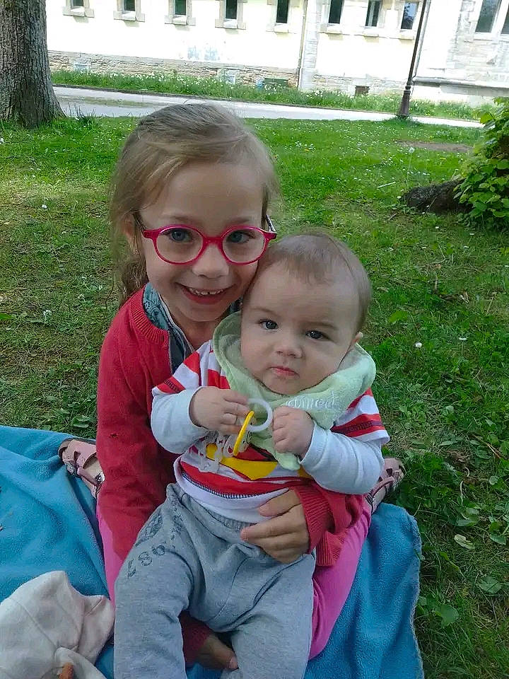 Thiago a rejoint le concours — aidez-le/la à gagner de superbes lots ! baby, baby_toddler_clothing, eye, facial_expression, fun, glasses, grass, hair, hairstyle, happy, head, iris, joy, lap, people_in_nature, person, plant, sharing, skin, smile