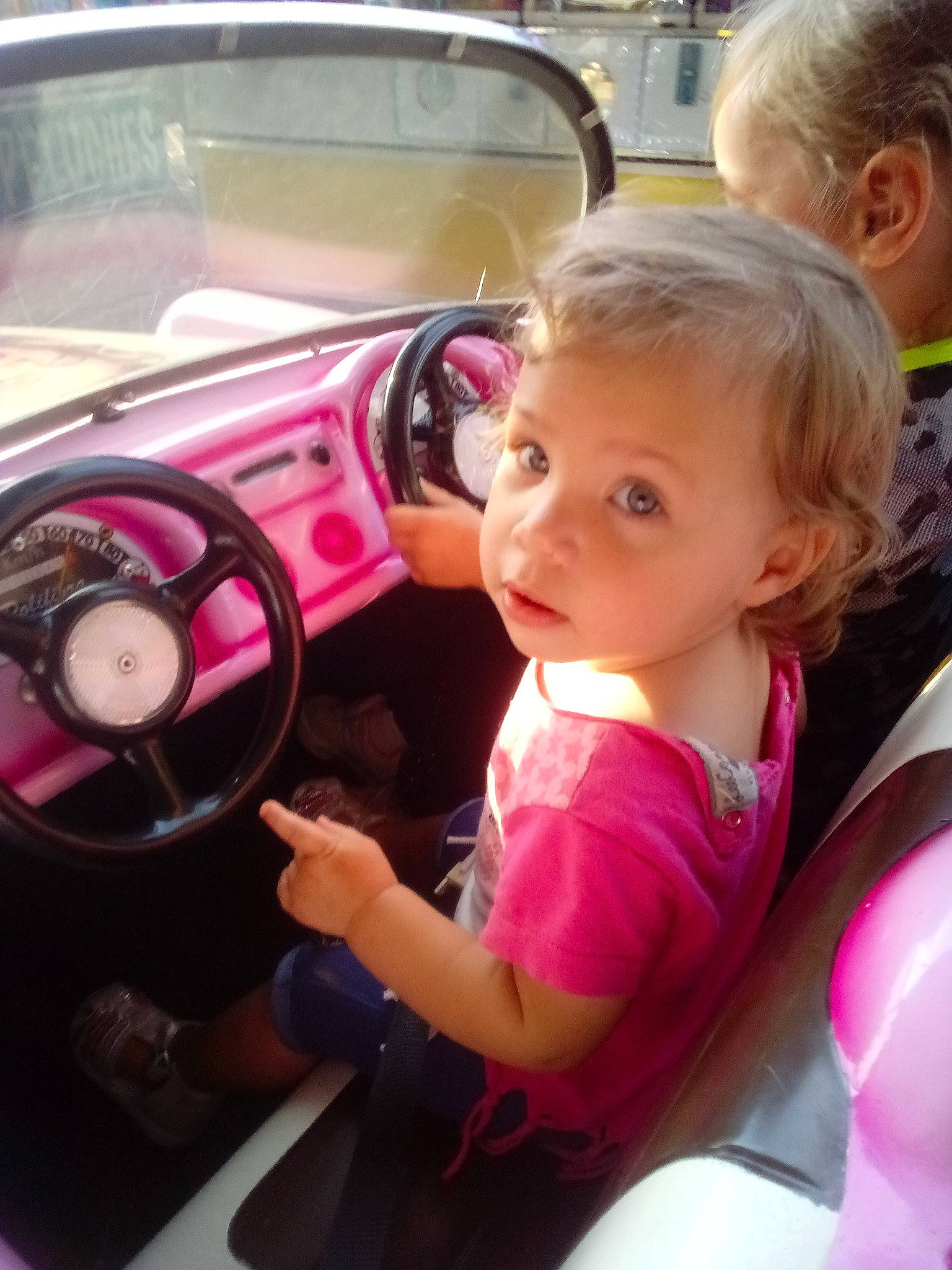 Tressia participe au concours pour gagner de l'argent avec cette photo : baby, car, child, city_car, driving, family_car, person, pink, plant, play, smile, steering_part, steering_wheel, toddler, vacation, vehicle