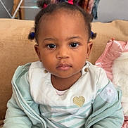 Moidziwa participe au concours pour gagner de l'argent avec cette photo : toddler, child, indoor, couch, clothing, toy, plastic_bottle, hair_ties, face, expression, blanket, furniture, person, sitting, casual, home, young_child, portrait, cute, serious