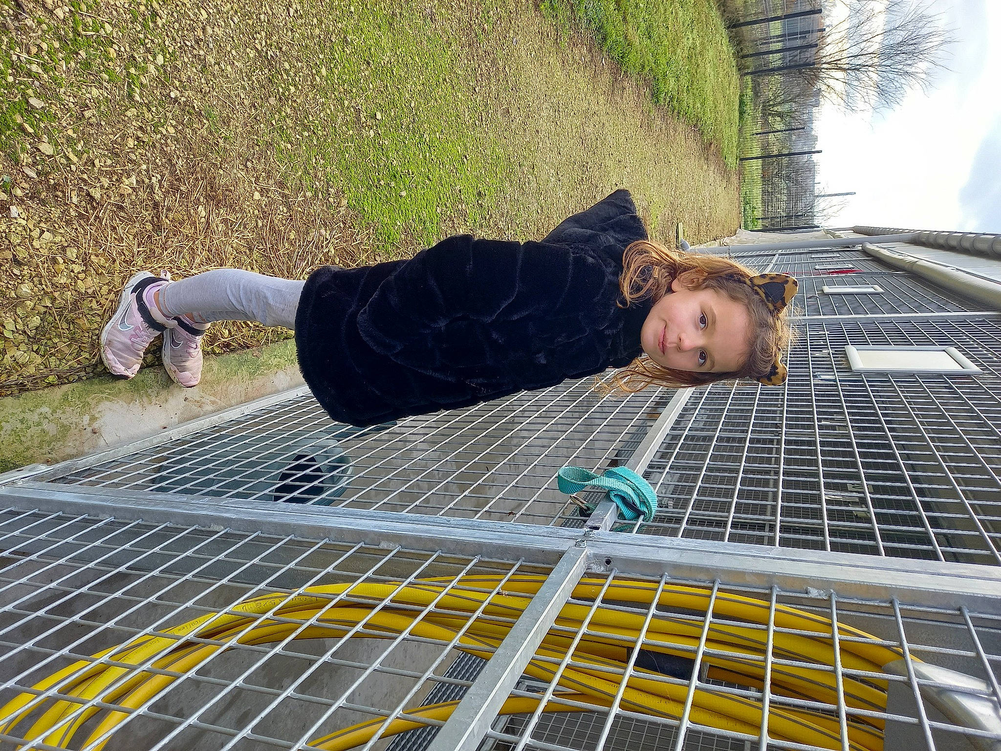 Eva a rejoint le concours — aidez-le/la à gagner de superbes lots ! brickwork, child, composite_material, construction, daylighting, denim, flooring, fun, grass, green, leisure, mesh, net, pattern, person, plant, recreation, roof, solar_panel, t_shirt