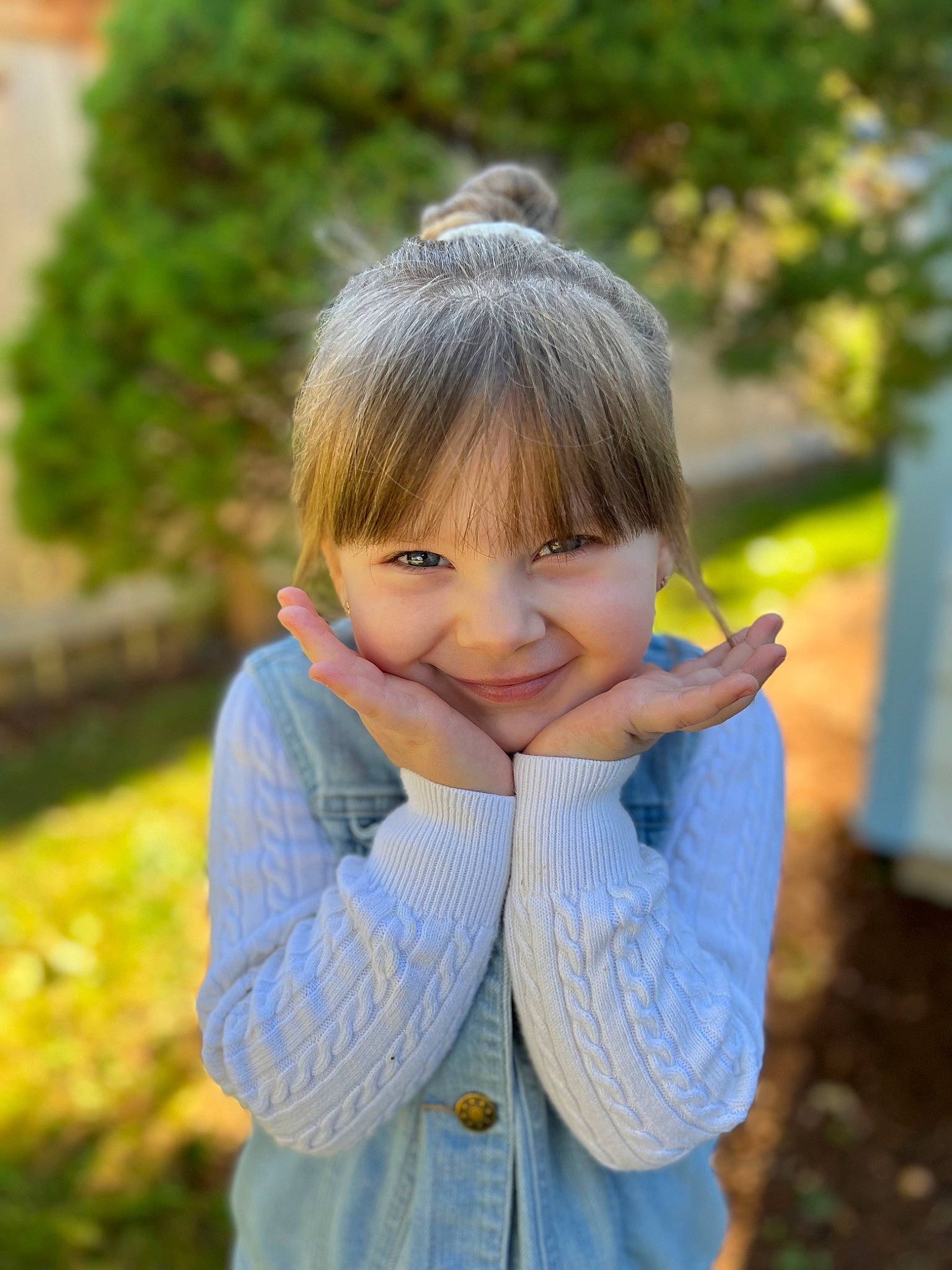 Emily is registered to the contest to win money with this photo: blond, child, electric_blue, finger, fun, gesture, grass, hand, happy, human_body, joy, laugh, leisure, lip, people_in_nature, person, plant, sitting, smile, thumb