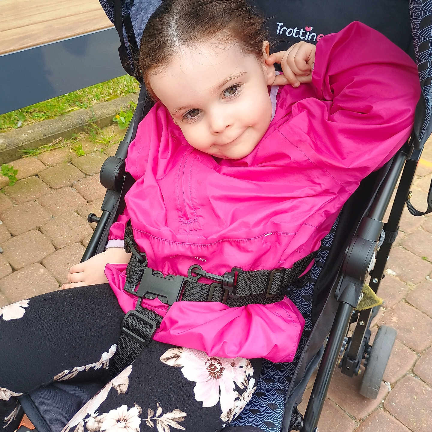 Marianna a rejoint le concours — aidez-le/la à gagner de superbes lots ! accessories, baby, car, car_interior, carseat, clothing, coat, face, furniture, head, jacket, machine, pants, person, photography, portrait, slate, strap, stroller, wheel