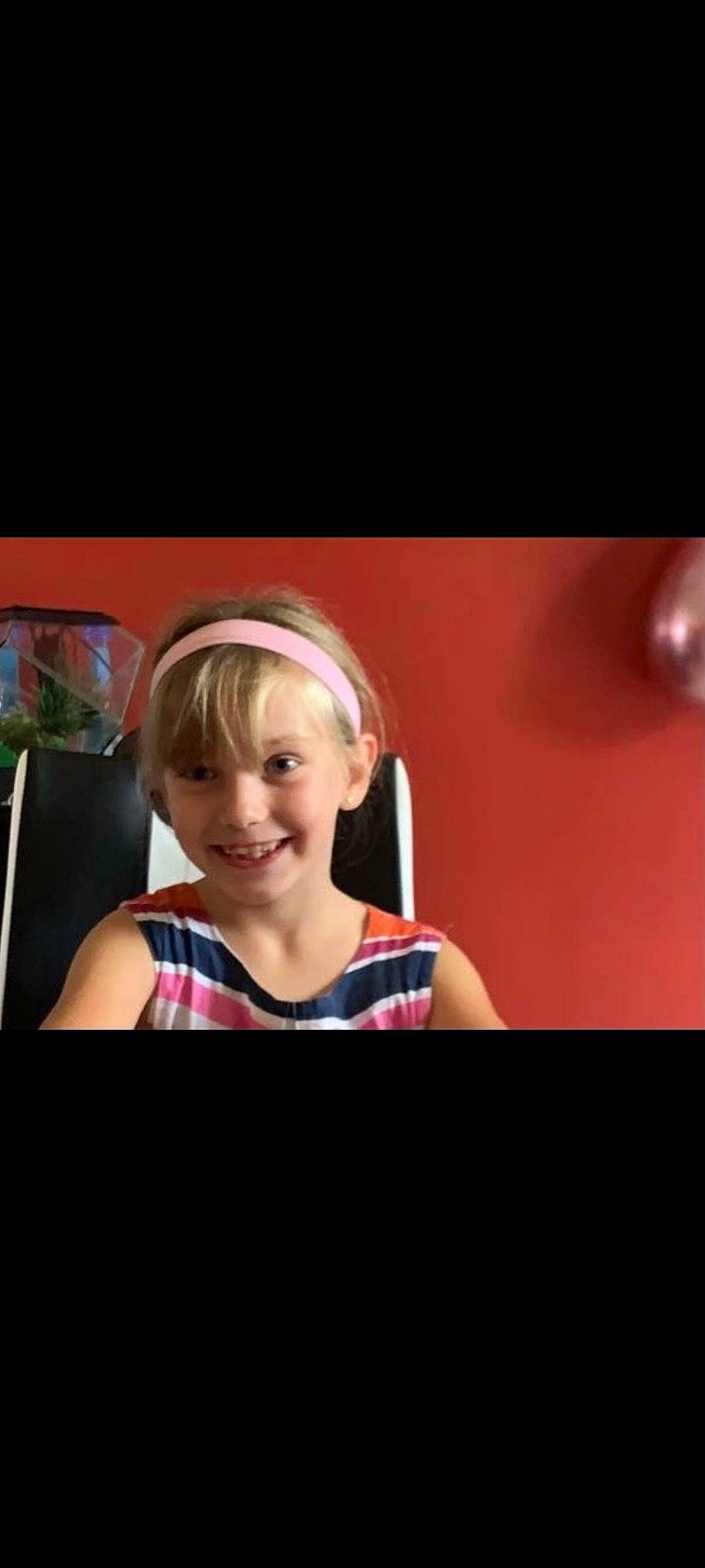 Wendy a rejoint le concours — aidez-le/la à gagner de superbes lots ! bangs, brown_hair, display_device, entertainment, event, eyelash, eyewear, flash_photography, fun, gadget, happy, jaw, joy, lip, magenta, person, photo_caption, sitting, smile, t_shirt