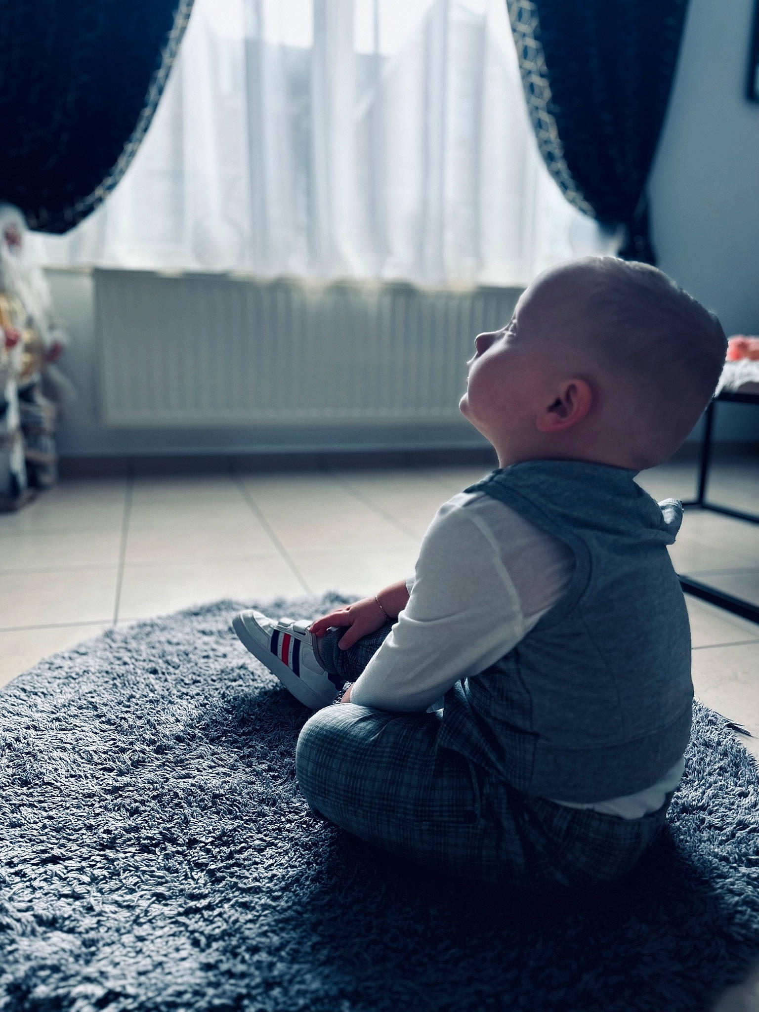 Matthia a rejoint le concours — aidez-le/la à gagner de superbes lots ! baby, child, comfort, cool, curtain, electric_blue, floor, flooring, fun, grey, hairstyle, human, human_leg, joint, leisure, person, sitting, standing, t_shirt, tints_and_shades
