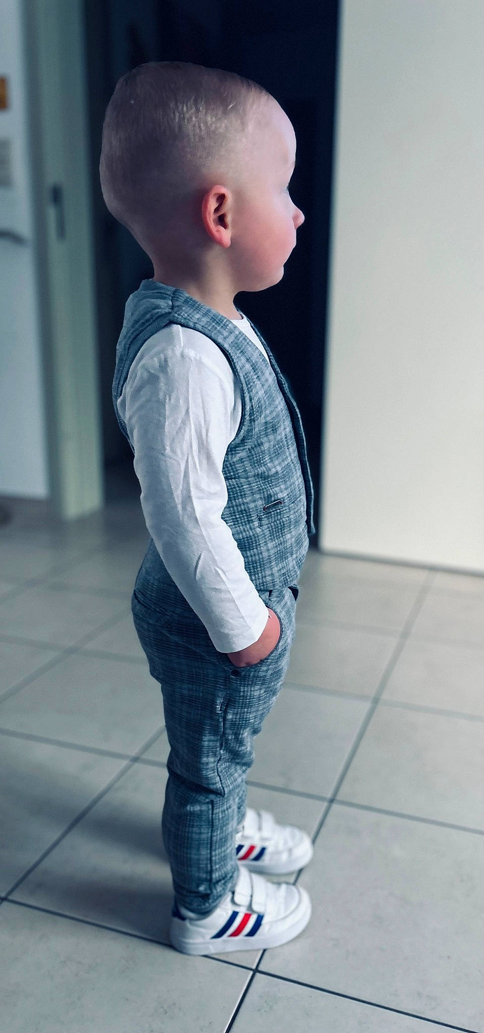 Matthia a rejoint le concours — aidez-le/la à gagner de superbes lots ! baby, baby_toddler_clothing, clothing, cool, denim, elbow, electric_blue, face, flash_photography, floor, flooring, grey, knee, leg, neck, person, sleeve, sportswear, t_shirt, toddler