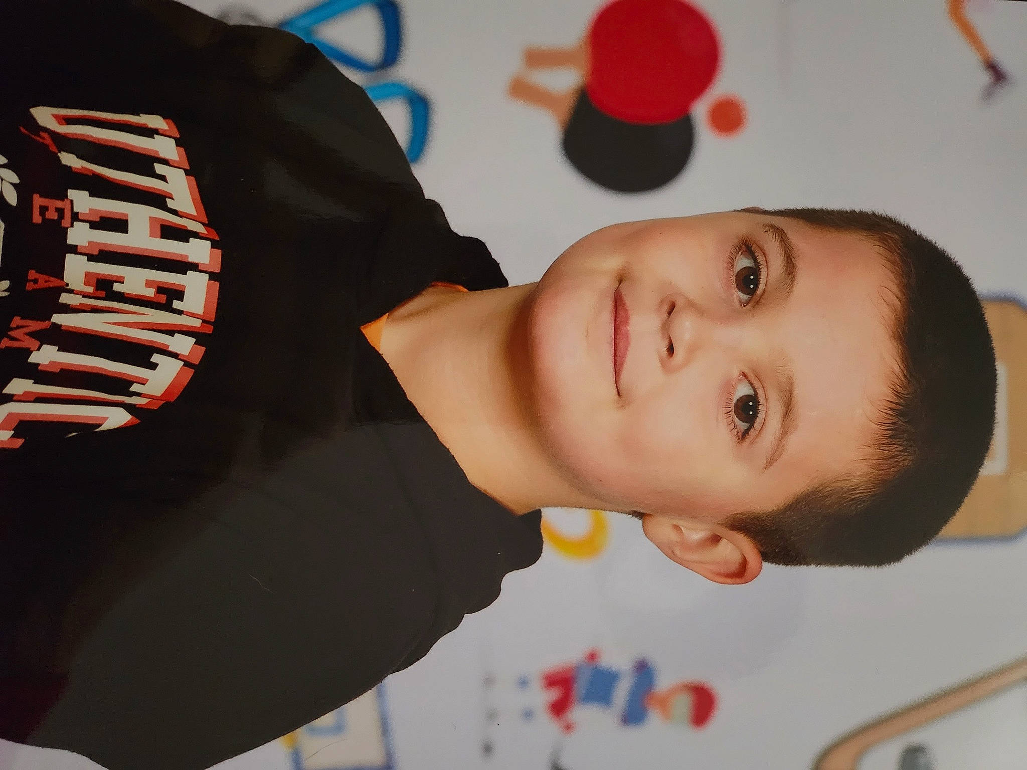 Theo a rejoint le concours — aidez-le/la à gagner de superbes lots ! cheek, child, design, elbow, eyelash, fashion_accessory, fun, gesture, happy, joy, lip, mouth, nail, neck, nose, person, red, skin, sleeve, t_shirt