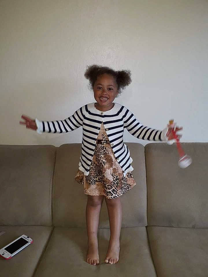 Aïna a rejoint le concours — aidez-le/la à gagner de superbes lots ! art, barefoot, dress, fashion_design, finger, flooring, foot, fun, gesture, happy, human_leg, joint, joy, knee, pattern, person, shoulder, sleeve, smile, thigh