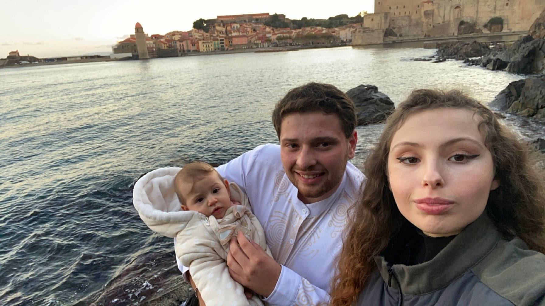 Shaïna participe au concours pour gagner de l'argent avec cette photo : baby, event, eye, fun, happy, horizon, human, joy, lake, leisure, ocean, people, person, sky, smile, summer, toddler, travel, water, white