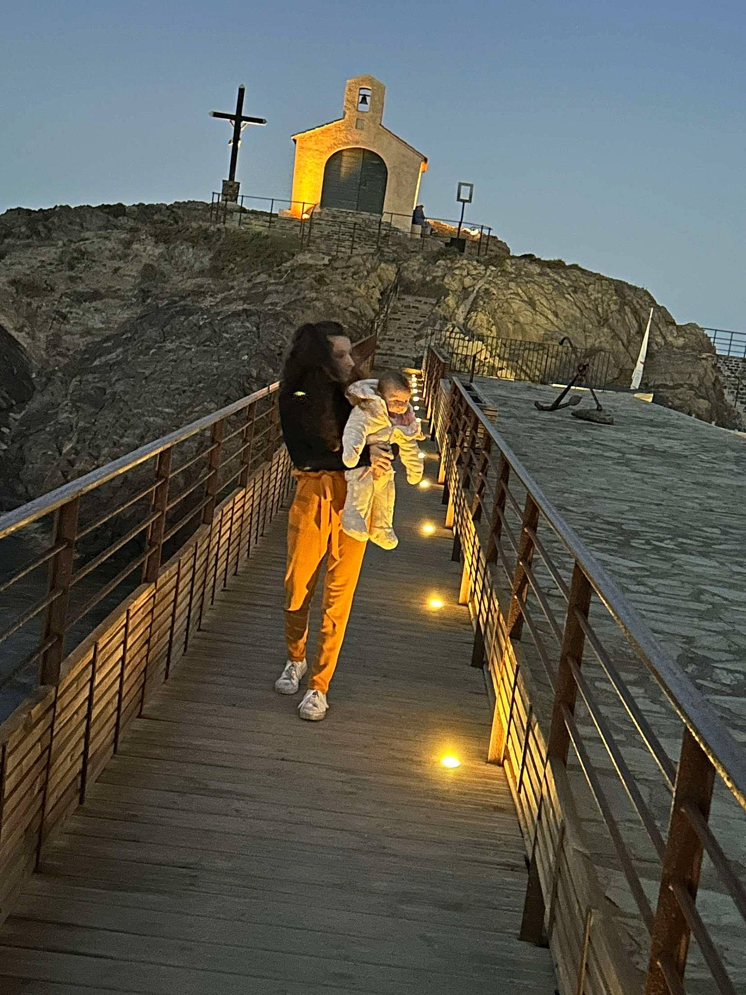 Shaïna participe au concours pour gagner de l'argent avec cette photo : boardwalk, bridge, cross, evening, fence, flash_photography, handrail, happy, horizon, landscape, leisure, light, lighting, people_in_nature, person, sky, symmetry, travel, walkway, water