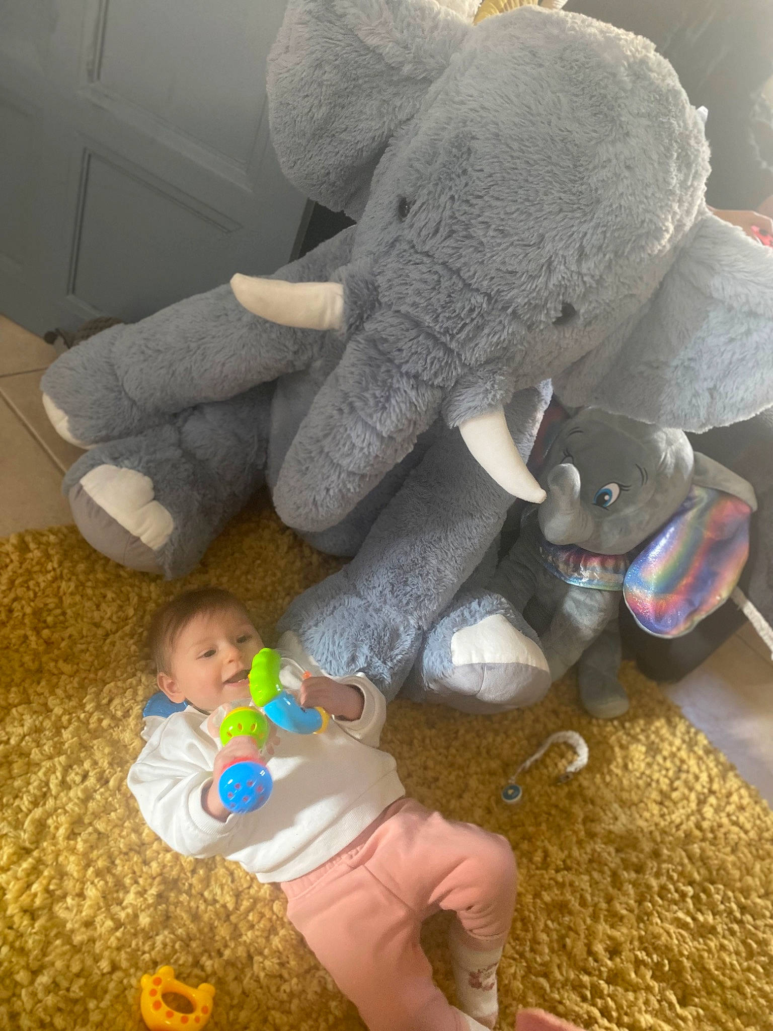 Shaïna participe au concours pour gagner de l'argent avec cette photo : baby, baby_products, baby_toddler_clothing, baby_toys, child, comfort, flooring, fun, fur, gesture, human_leg, nail, person, play, plush, room, stuffed_toy, toddler, toy, white