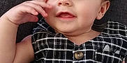 Tiago participe au concours pour gagner de l'argent avec cette photo : baby, button, child, clothing, couch, cute, eyes, face, furniture, hand, hat, indoor, infant, pattern, person, plaid, portrait, sitting, smile, young