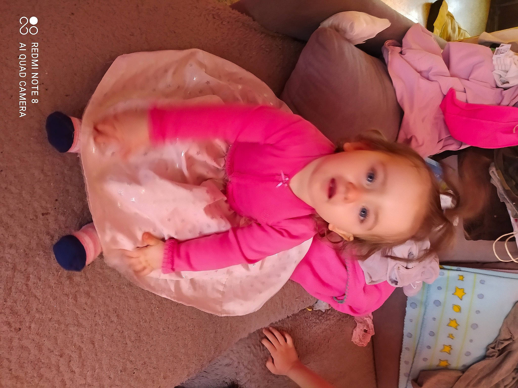 Sophia a rejoint le concours — aidez-le/la à gagner de superbes lots ! baby, baby_products, baby_toddler_clothing, bed, cheek, child, comfort, finger, fun, happy, magenta, person, pink, product, room, sitting, skin, smile, toddler