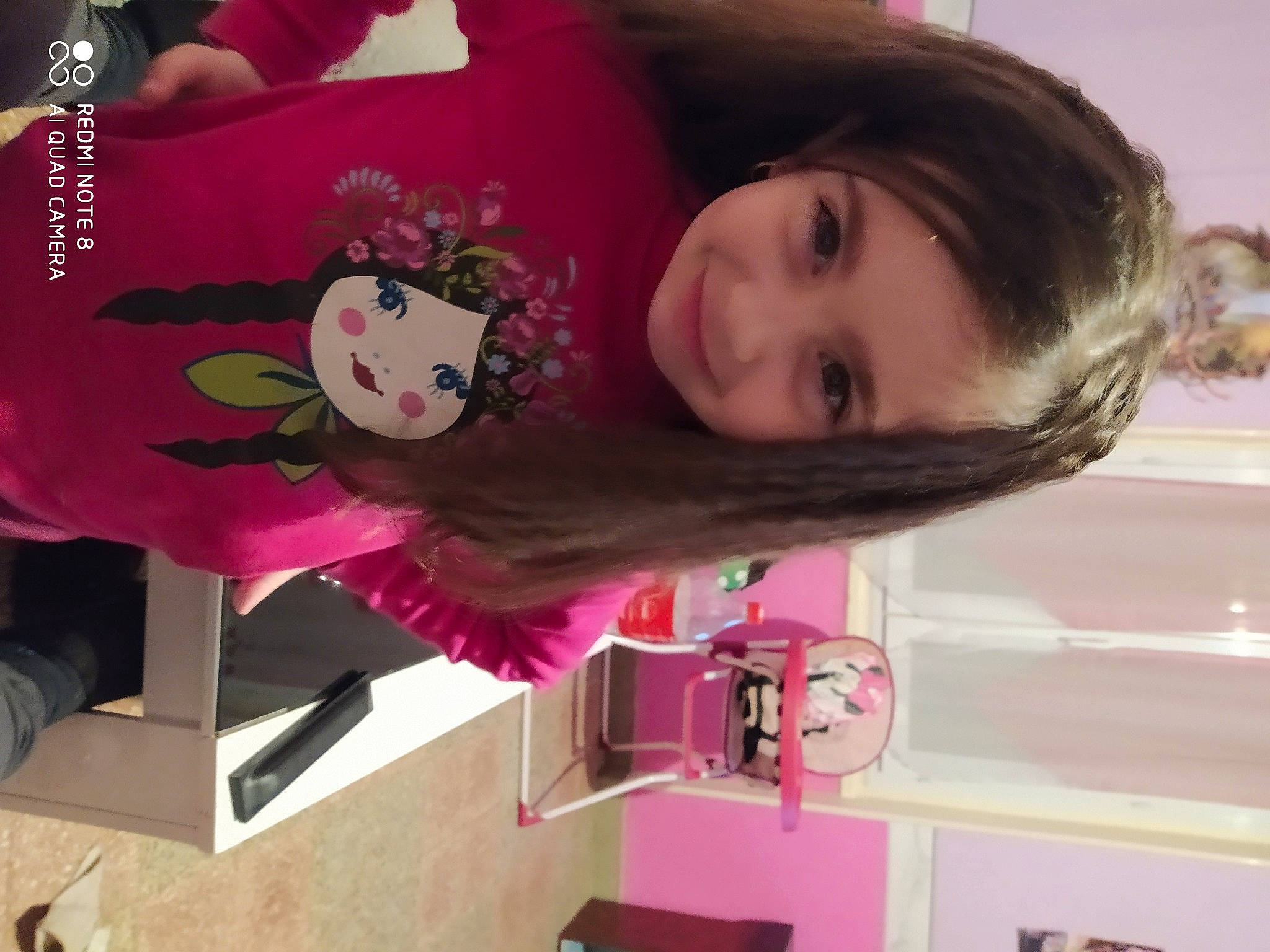 Lina a rejoint le concours — aidez-le/la à gagner de superbes lots ! bangs, black_hair, carmine, cheek, child, eyelash, hair_coloring, happy, hime_cut, joy, long_hair, magenta, material_property, person, pink, room, rose, skin, sleeve, smile