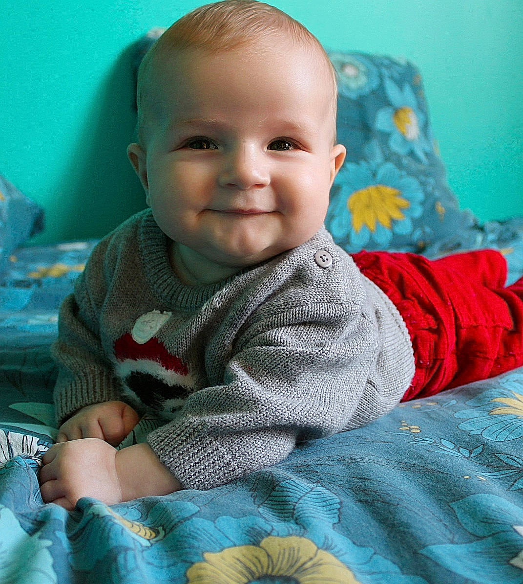 Ezio participe au concours pour gagner de l'argent avec cette photo : aqua, azure, baby, baby_toddler_clothing, blue, child, comfort, electric_blue, eye, facial_expression, happy, iris, joy, linens, mouth, pattern, person, skin, sleeve, smile