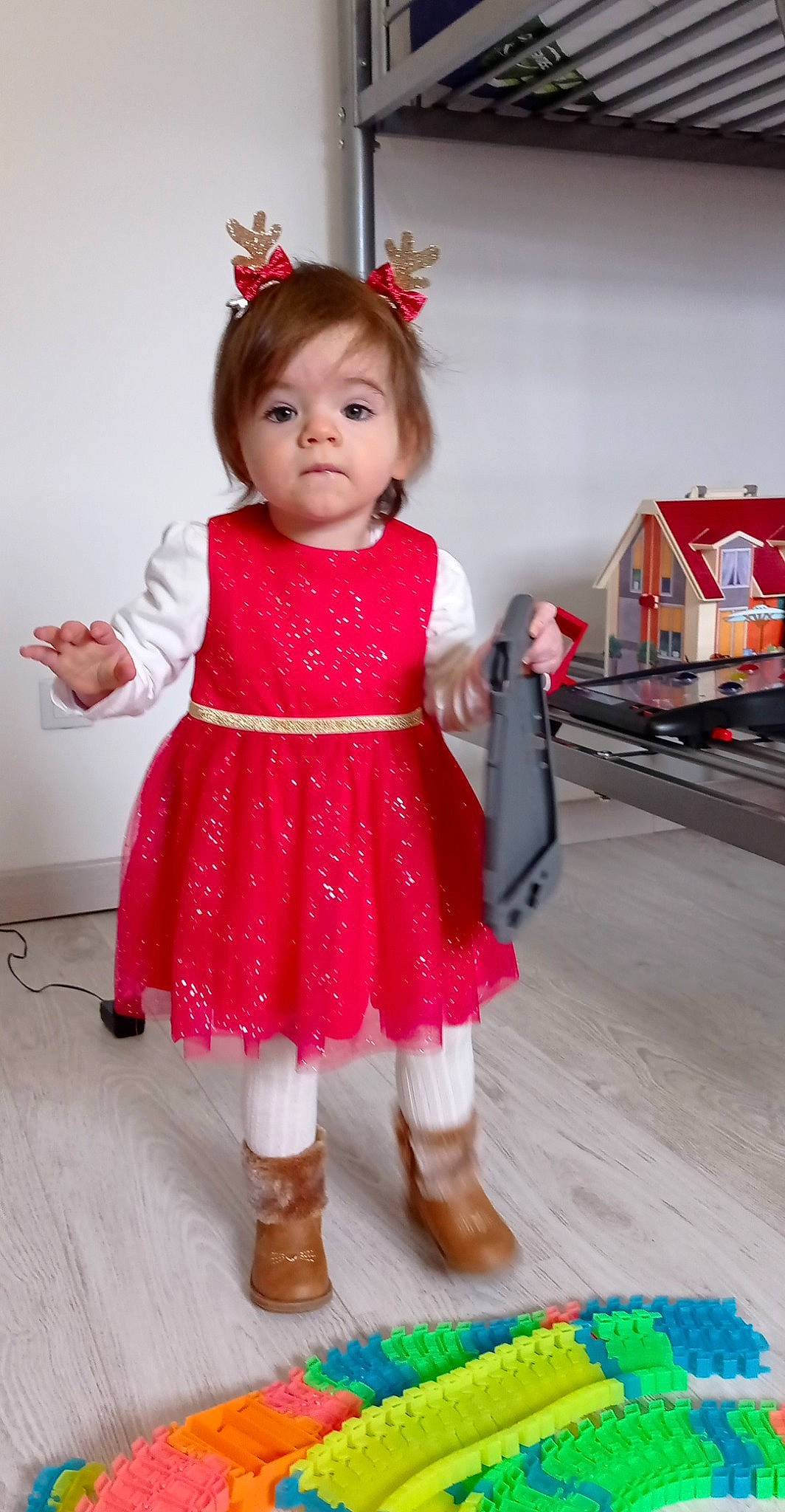 Azélia participe au concours pour gagner de l'argent avec cette photo : baby, baby_toddler_clothing, boot, child, child_model, day_dress, dress, embellishment, floor, hair_accessory, headband, headpiece, mouth, one_piece_garment, person, pink, toddler, toy