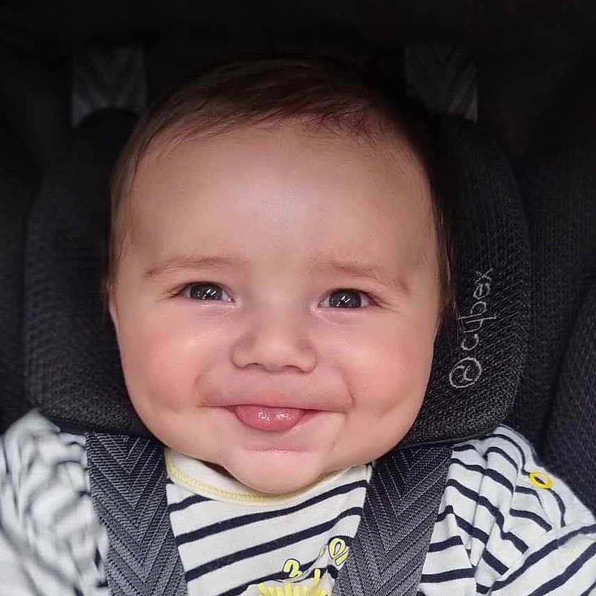 Noah a rejoint le concours — aidez-le/la à gagner de superbes lots ! baby, car_seat, cheeks, child, closeup, cute, face, happiness, head, infant, pacifier_clip, person, playful, portrait, safety, seatbelt, smiling, striped_clothing, tongue, young_child