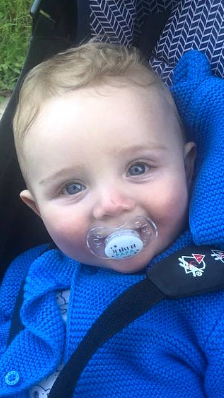 Aïdan participe au concours pour gagner de l'argent avec cette photo : baby, baby_toddler_clothing, blue, cheek, chin, clothing, ear, eye, eyebrow, eyelash, facial_expression, hairstyle, head, iris, joy, lip, mouth, nose, organ, outerwear