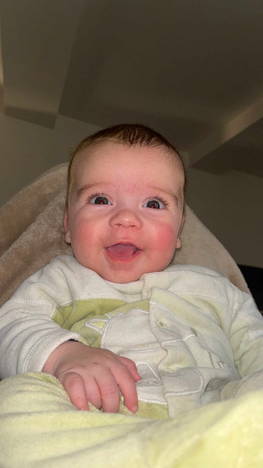 Thélio participe au concours pour gagner de l'argent avec cette photo : baby, smiling, face, hand, pajamas, blanket, indoor, child, happy, cute, infant, portrait, cozy, clothing, skin, person, young, warm, expression, closeup