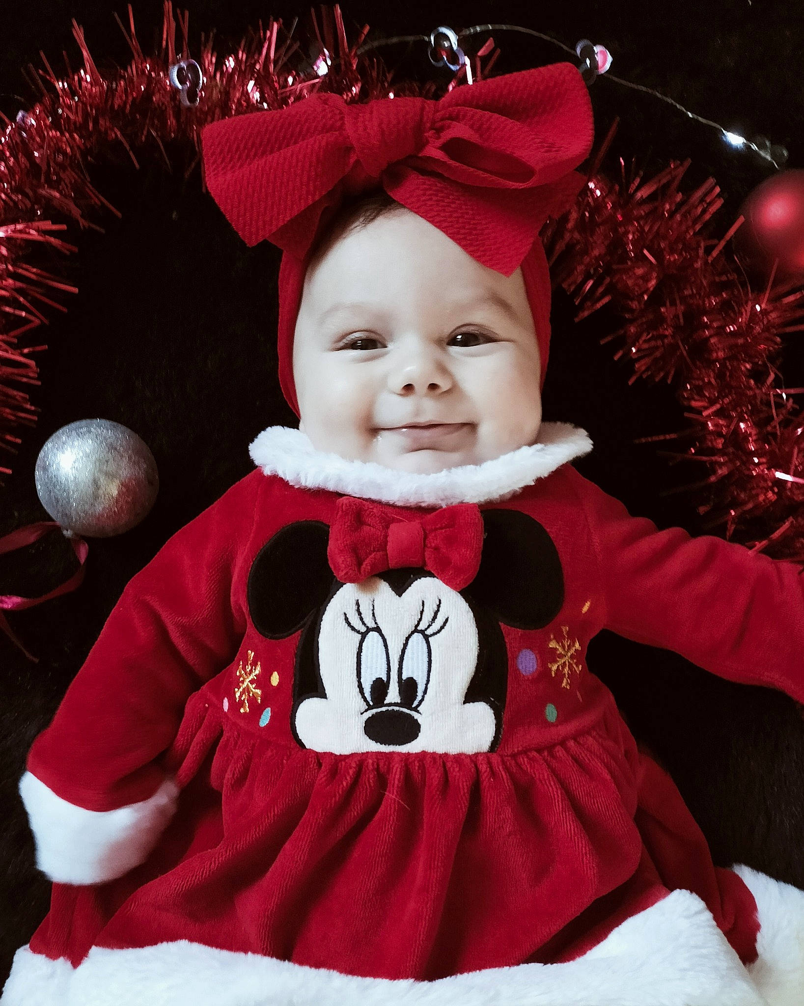 Charlie participe au concours pour gagner de l'argent avec cette photo : baby, baby_toddler_clothing, ball, child, christmas_decoration, christmas_ornament, costume_hat, event, flash_photography, fun, happy, joy, magenta, person, pink, red, sleeve, smile, t_shirt, textile